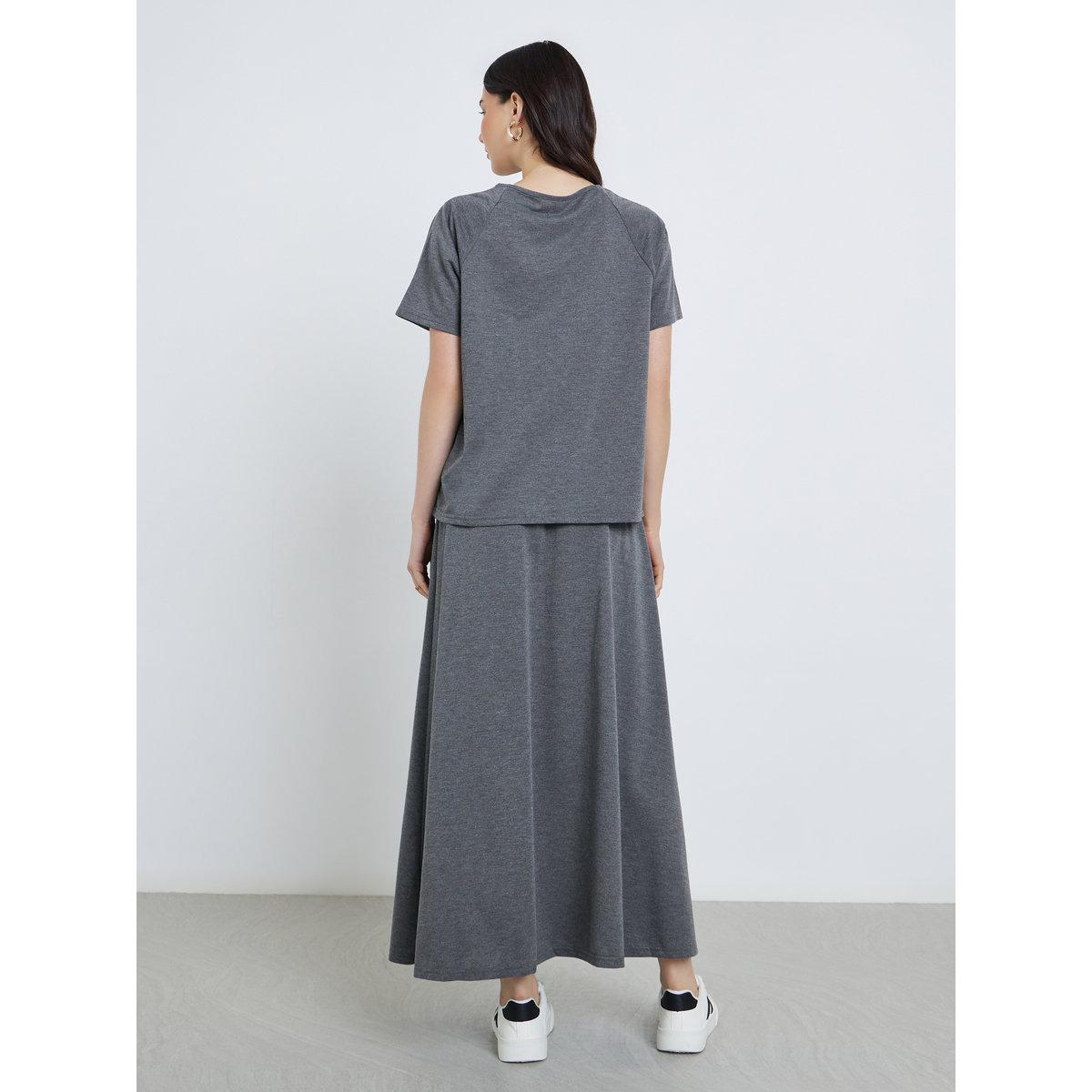 طقم منسق من تنورة طويلة وبلوزة بطبعة كتابة-women-clothing-coordsets-image-4