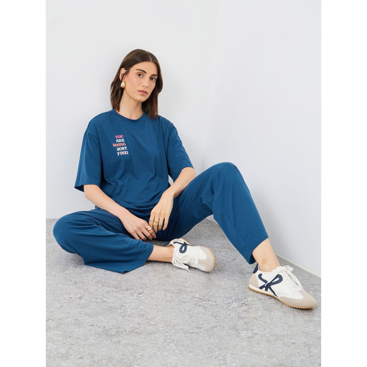 طقم منسق من جوغر وبلوزة بطبعة كتابة وقصة مريحة-women-clothing-coordsets-image-1