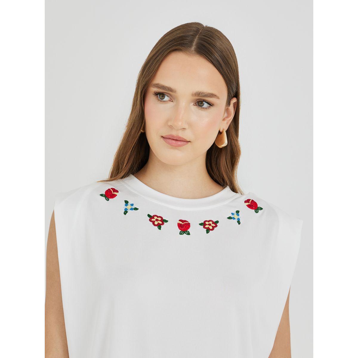 تيشيرت بياقة دائرية وتفاصيل مُطرّزة-women-clothing-tshirts-image-3