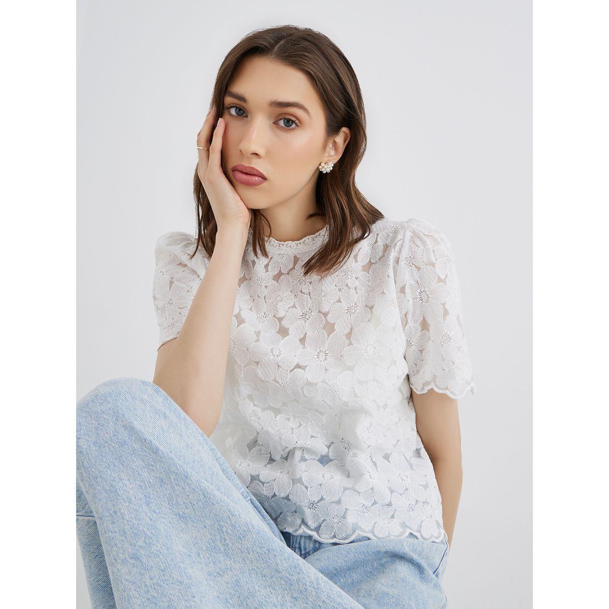 بلوزة بتفاصيل زهور مُطرزة-women-clothing-shirtsandblouses-blouses-image-1
