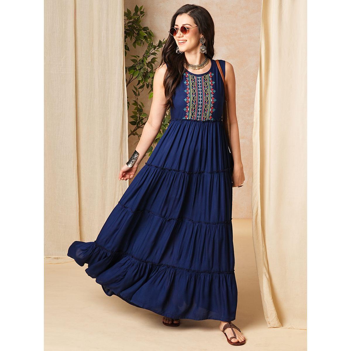 فستان طويل مُطرّز بلا أكمام مع كسرات-women-clothing-ethnicwear-dresses-image-1