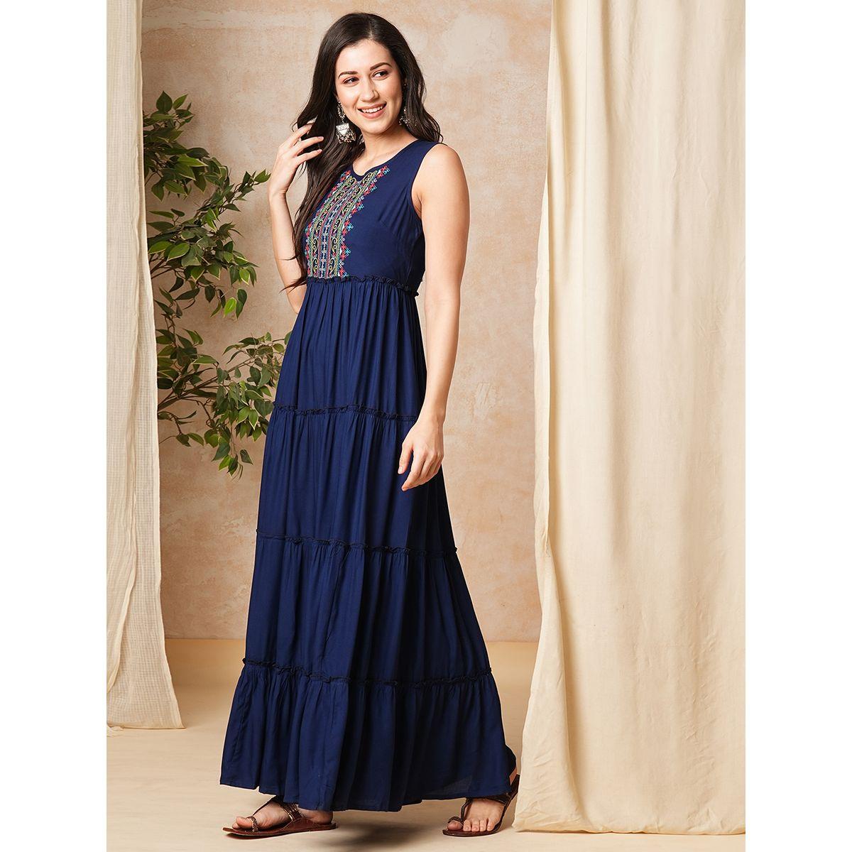 فستان طويل مُطرّز بلا أكمام مع كسرات-women-clothing-ethnicwear-dresses-image-2