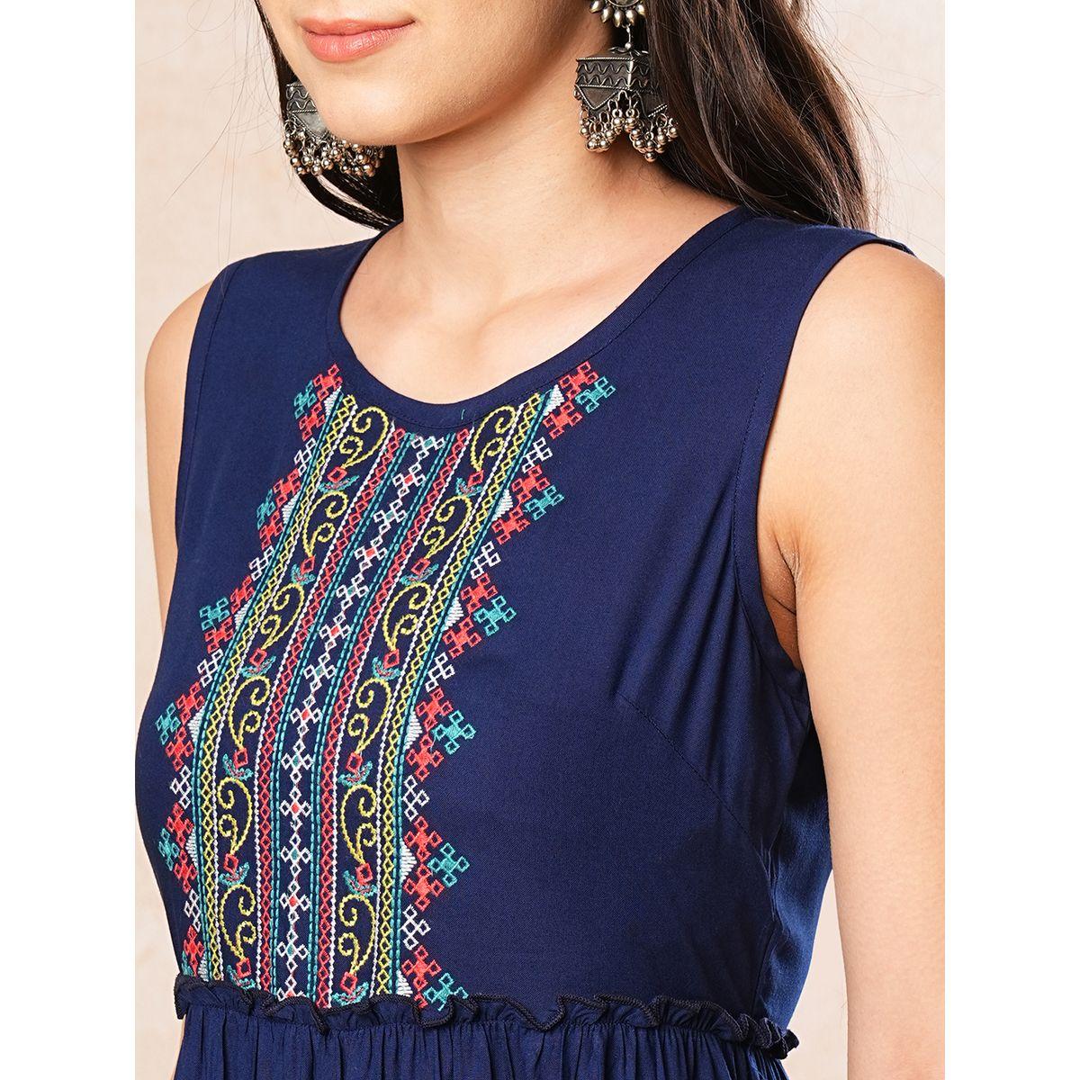 فستان طويل مُطرّز بلا أكمام مع كسرات-women-clothing-ethnicwear-dresses-image-4