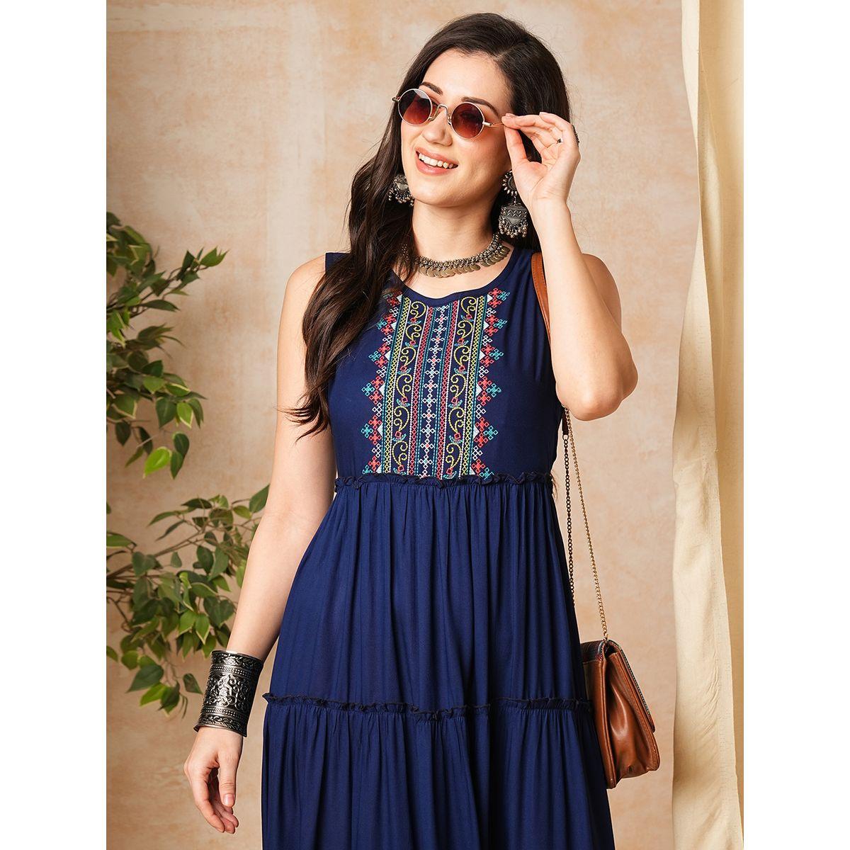 فستان طويل مُطرّز بلا أكمام مع كسرات-women-clothing-ethnicwear-dresses-image-5