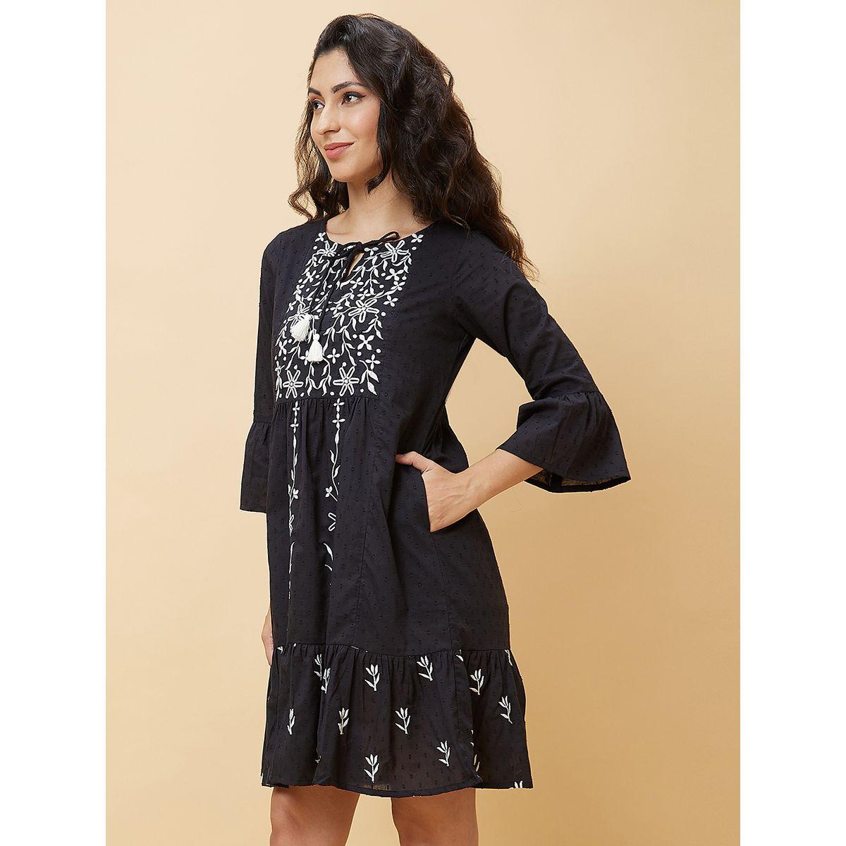 فستان قصير بتفاصيل مُطرّزة وياقة بأربطة-women-clothing-ethnicwear-dresses-image-3