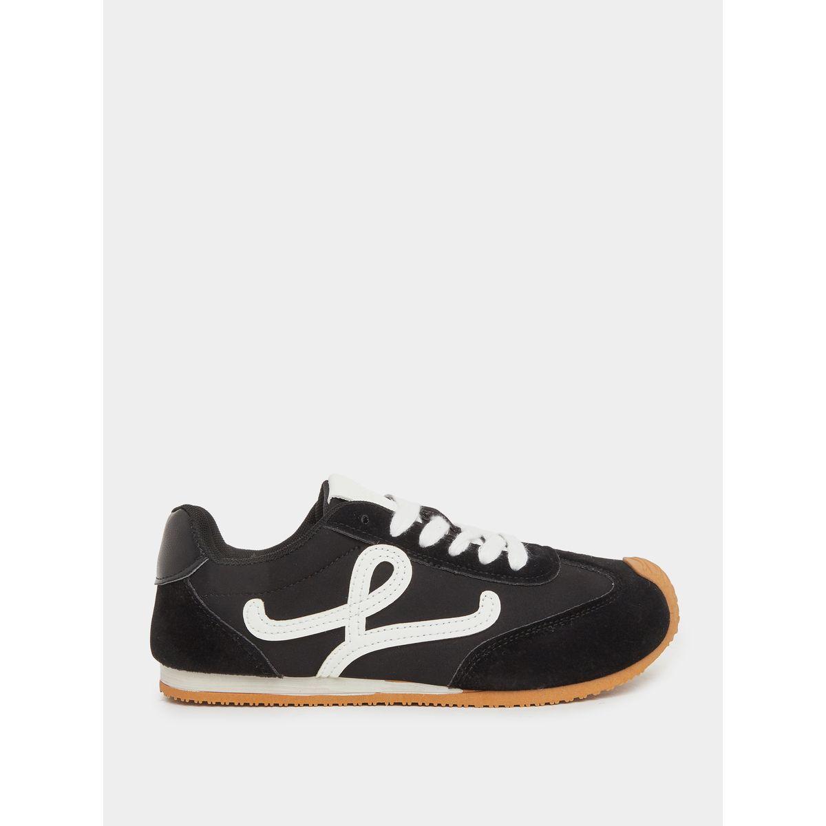 حذاء سنيكرز بتفاصيل شعار الماركة مع أربطة للإغلاق-women-shoes-sneakers-image-1