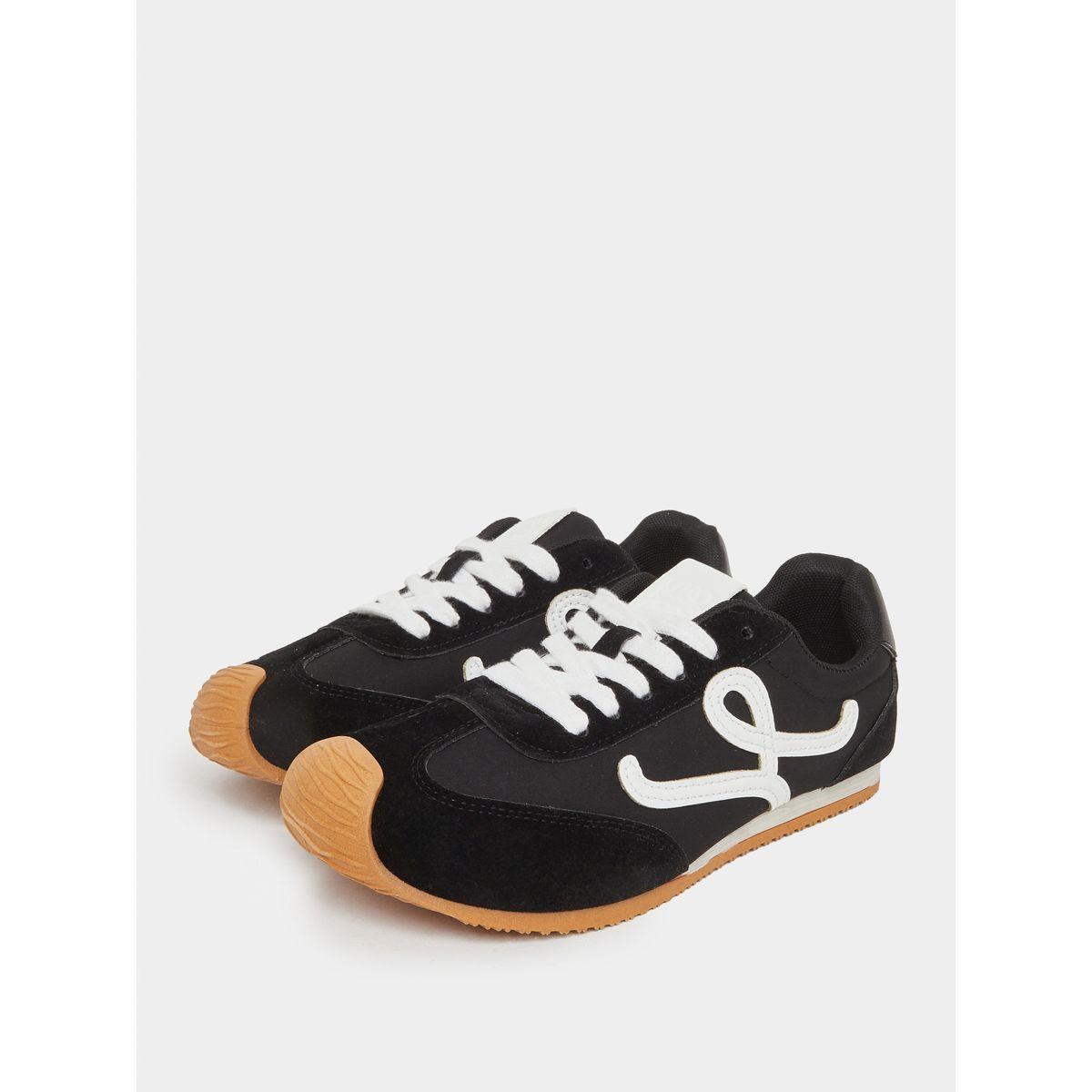 حذاء سنيكرز بتفاصيل شعار الماركة مع أربطة للإغلاق-women-shoes-sneakers-image-2