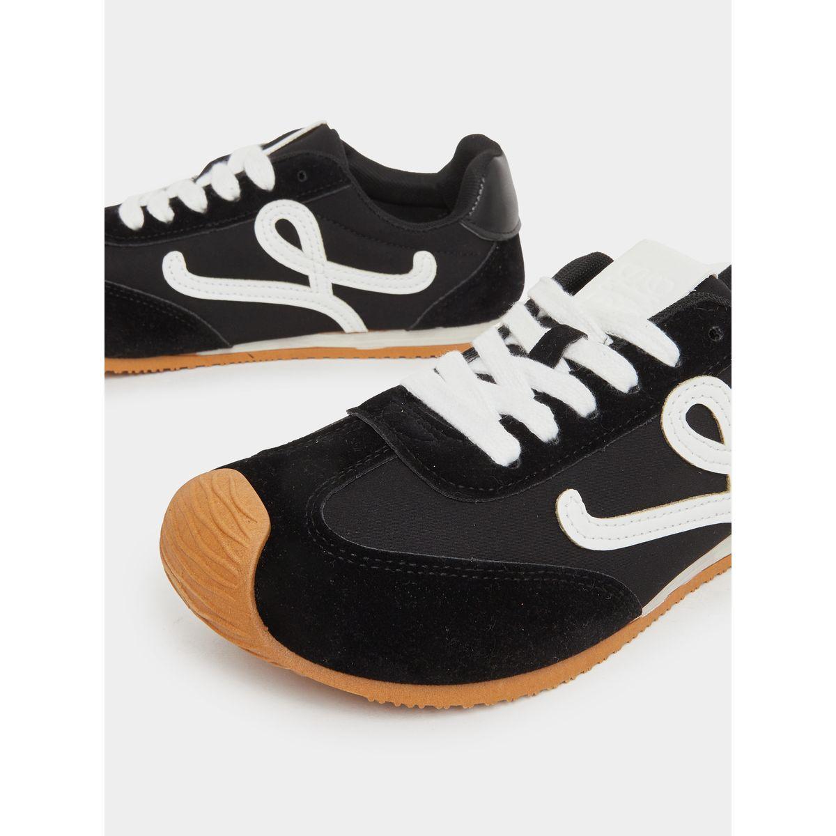 حذاء سنيكرز بتفاصيل شعار الماركة مع أربطة للإغلاق-women-shoes-sneakers-image-3