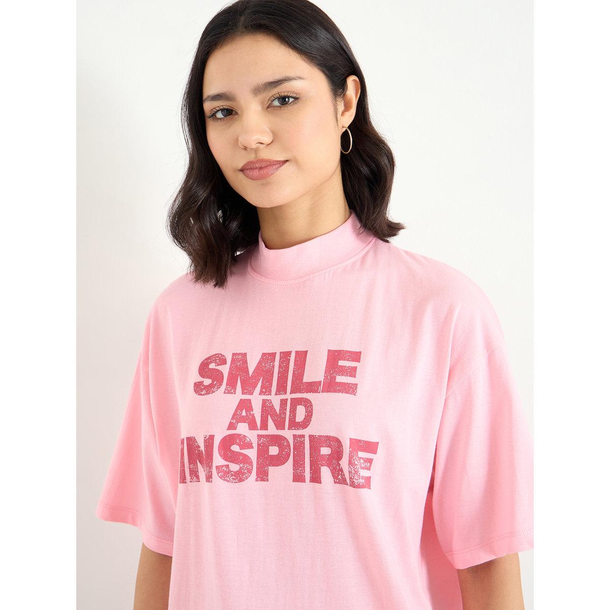 تيشيرت بقصة مريحة بطبعة كتابة-women-clothing-tshirts-image-4