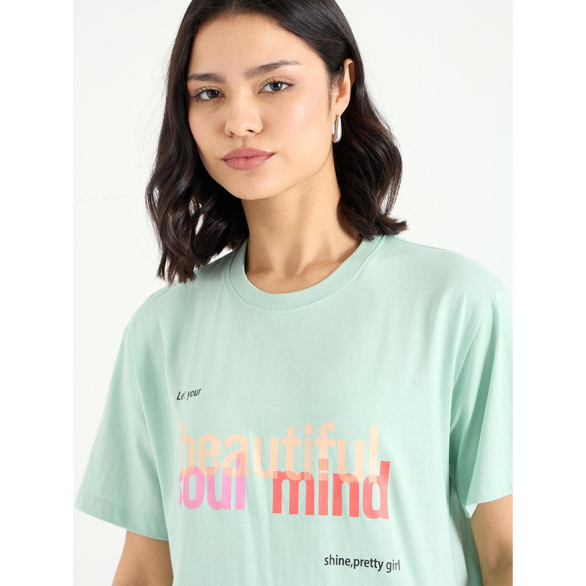 تيشيرت بقصة عادية وطبعة كتابة-women-clothing-tshirts-image-4