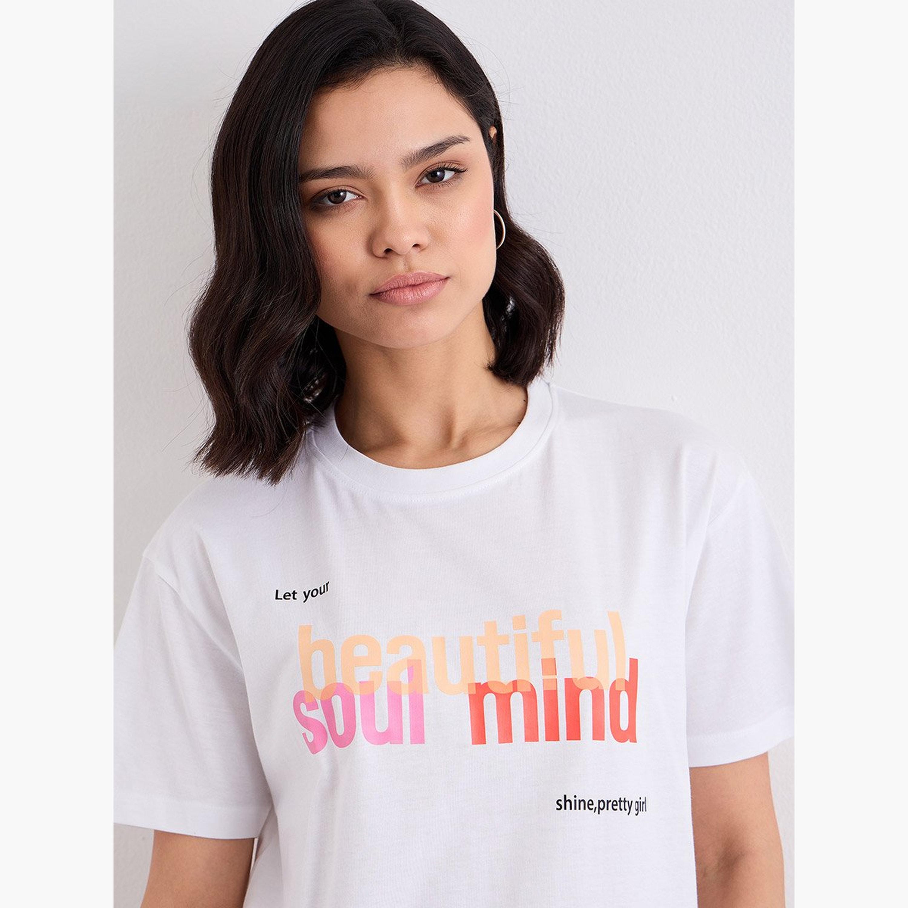 ستايلي - تي شيرت برقبة دائرية وطبعة شعار-women-clothing-tshirts-image-3
