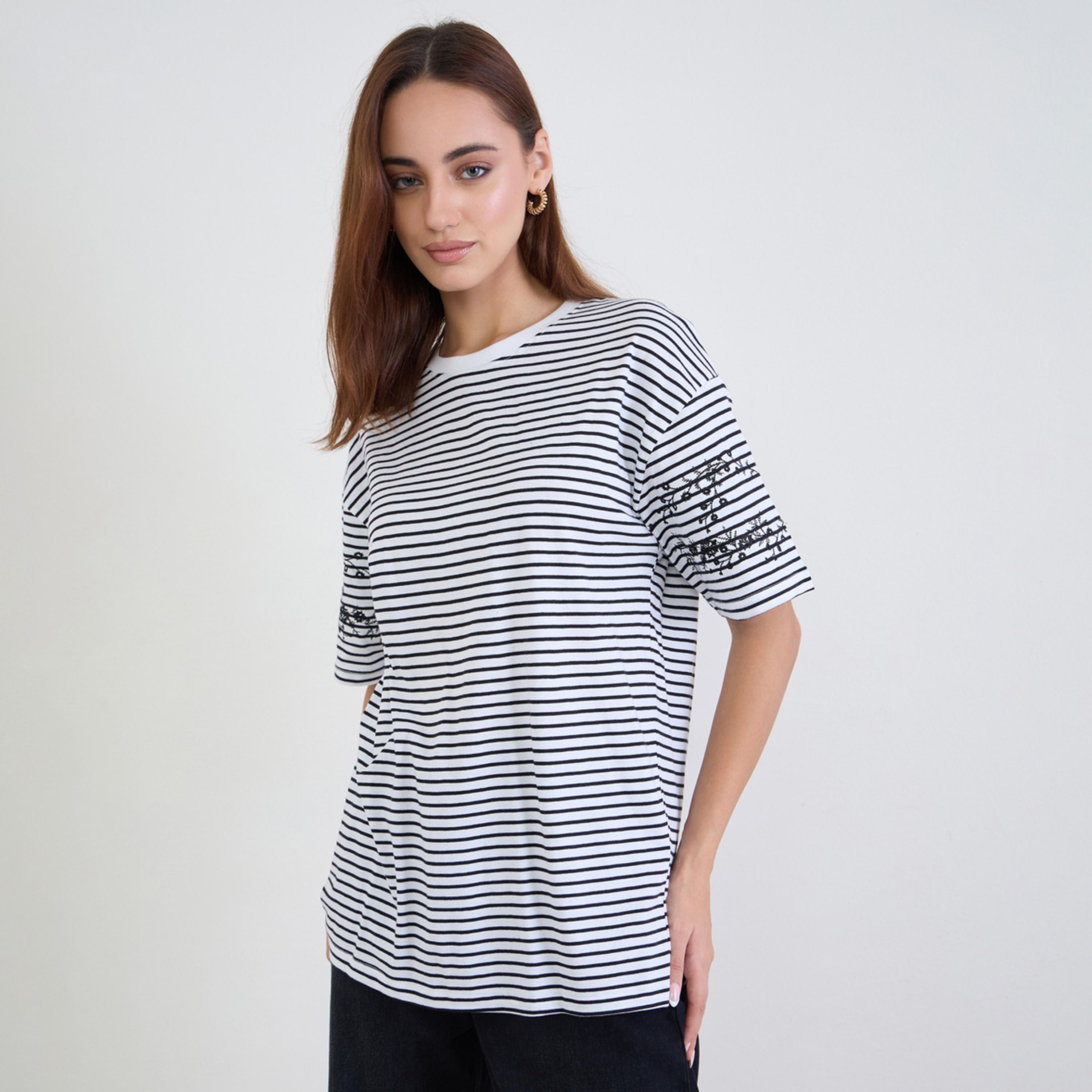 ستايلي - تي شيرت مخطط بأكمام مطرزة وحجم كبير-women-clothing-tshirts-image-1