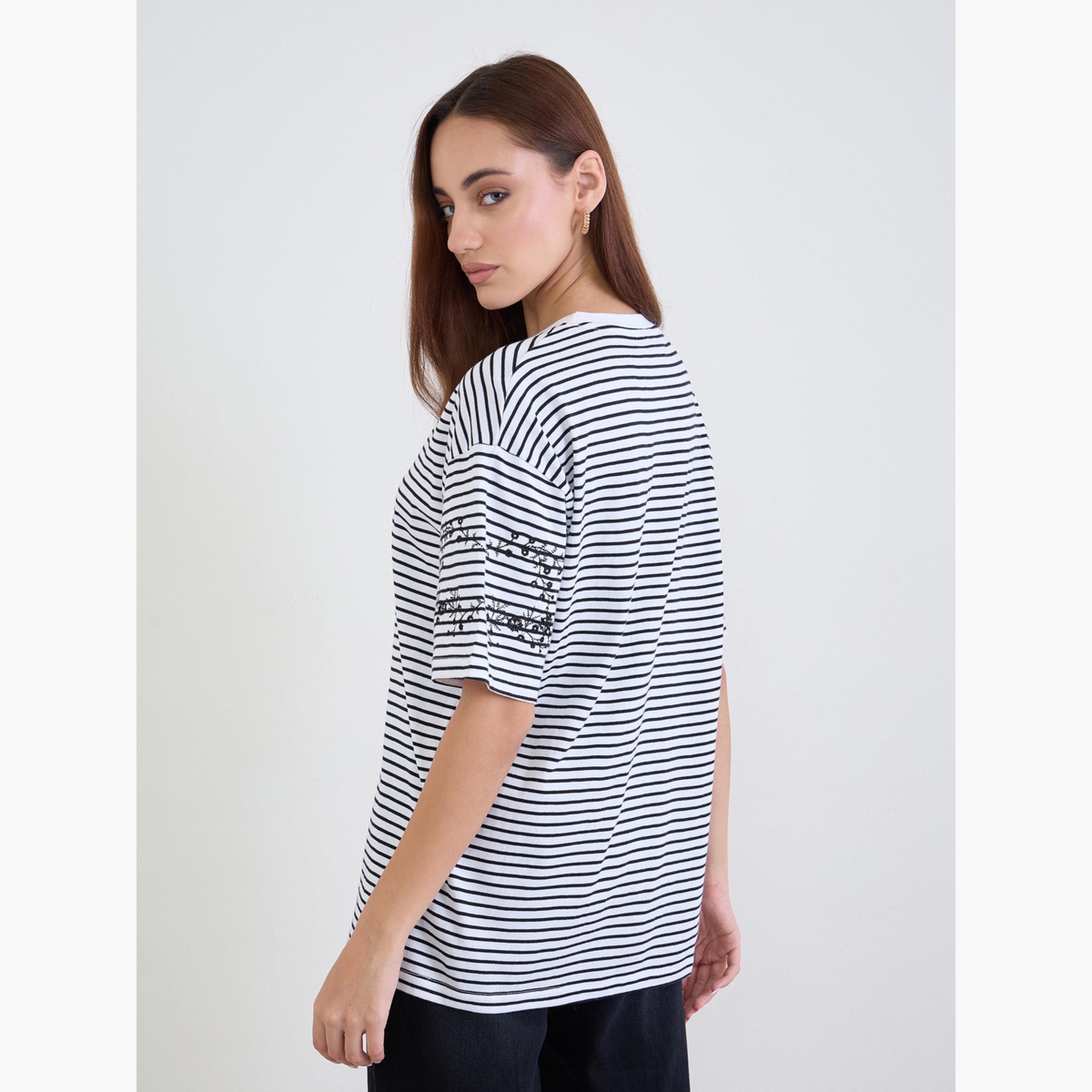ستايلي - تي شيرت مخطط بأكمام مطرزة وحجم كبير-women-clothing-tshirts-image-5