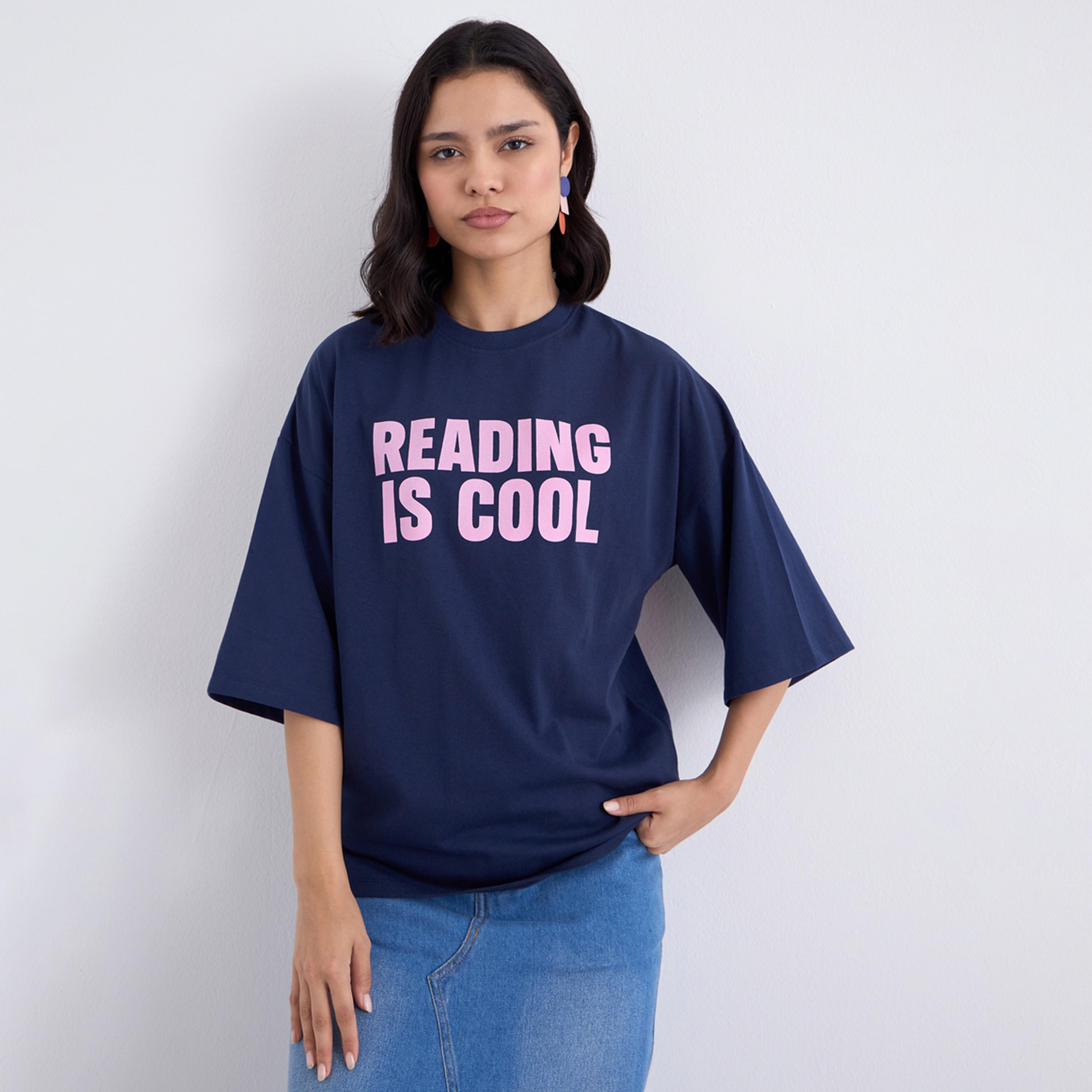 ستايلي - تي شيرت أزرق داكن بطباعة شعار مقاس كبير اوفر سايز-women-clothing-tshirts-image-1