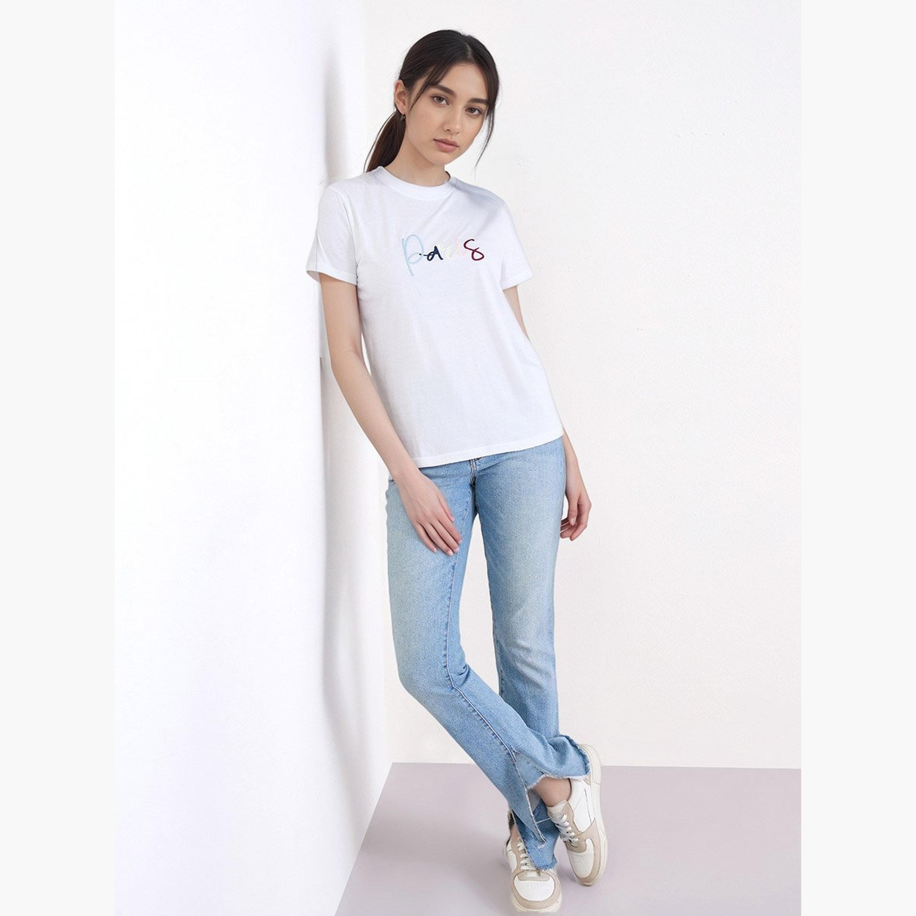 ستايلي - تي شيرت أبيض مطرز بباريس بقصّة عادية-women-clothing-tshirts-image-2