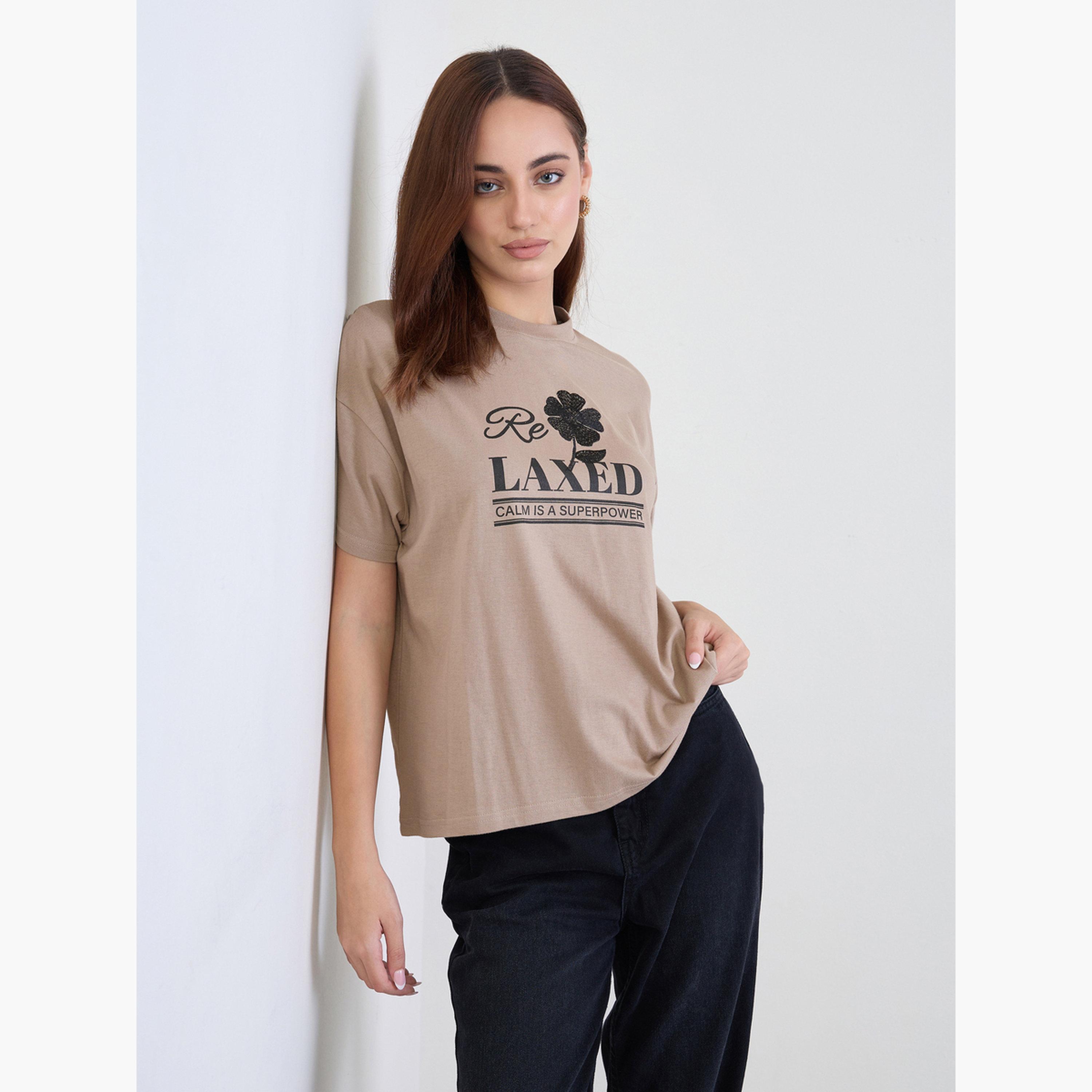 ستايلي - تي شيرت مربع الشكل مطرز بشعار باللون البيج، مصنوع من القطن بنسبة 100% للنساء-women-clothing-tshirts-image-3