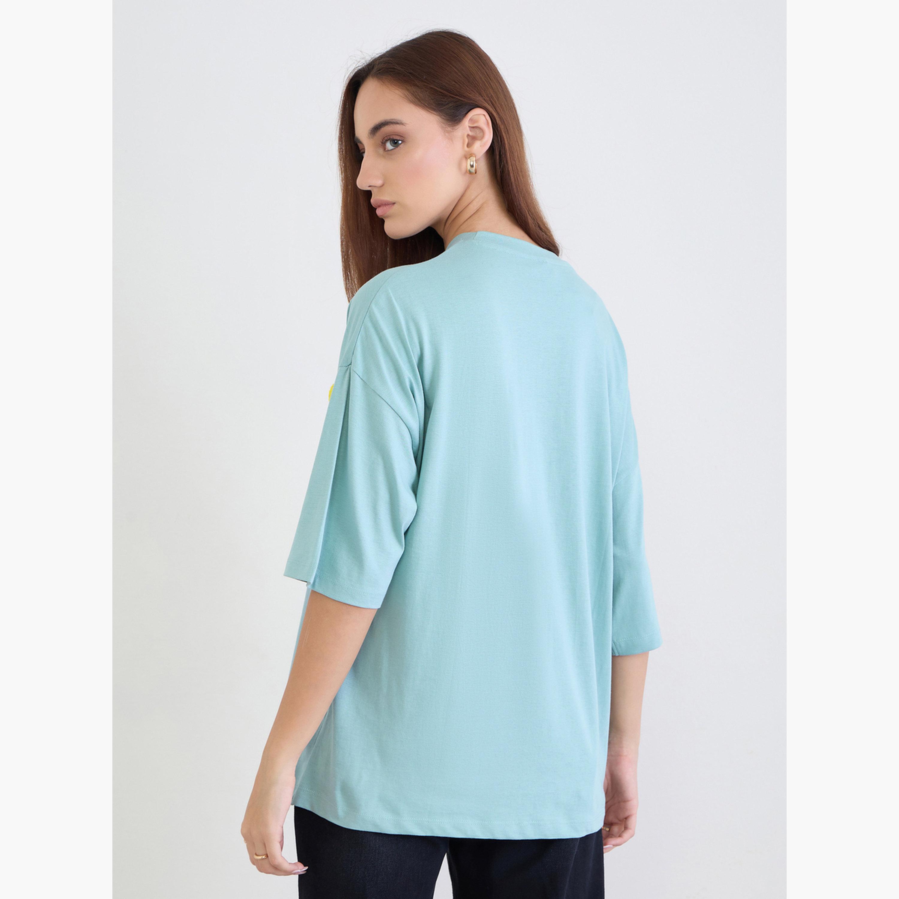 ستايلي - تي شيرت نسائي أزرق كبير الحجم بطباعة خطية وتطريز بوكل-women-clothing-tshirts-image-5