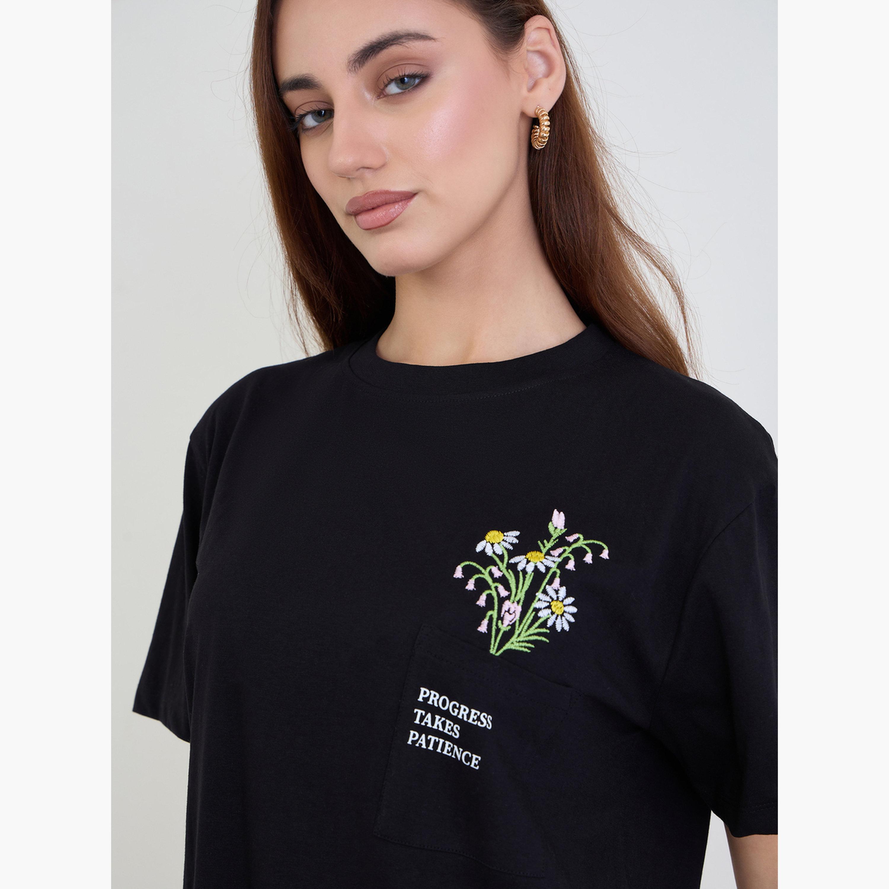 ستايلي - تي شيرت أسود مطرز بنقشة زهور مع جيب-women-clothing-tshirts-image-3