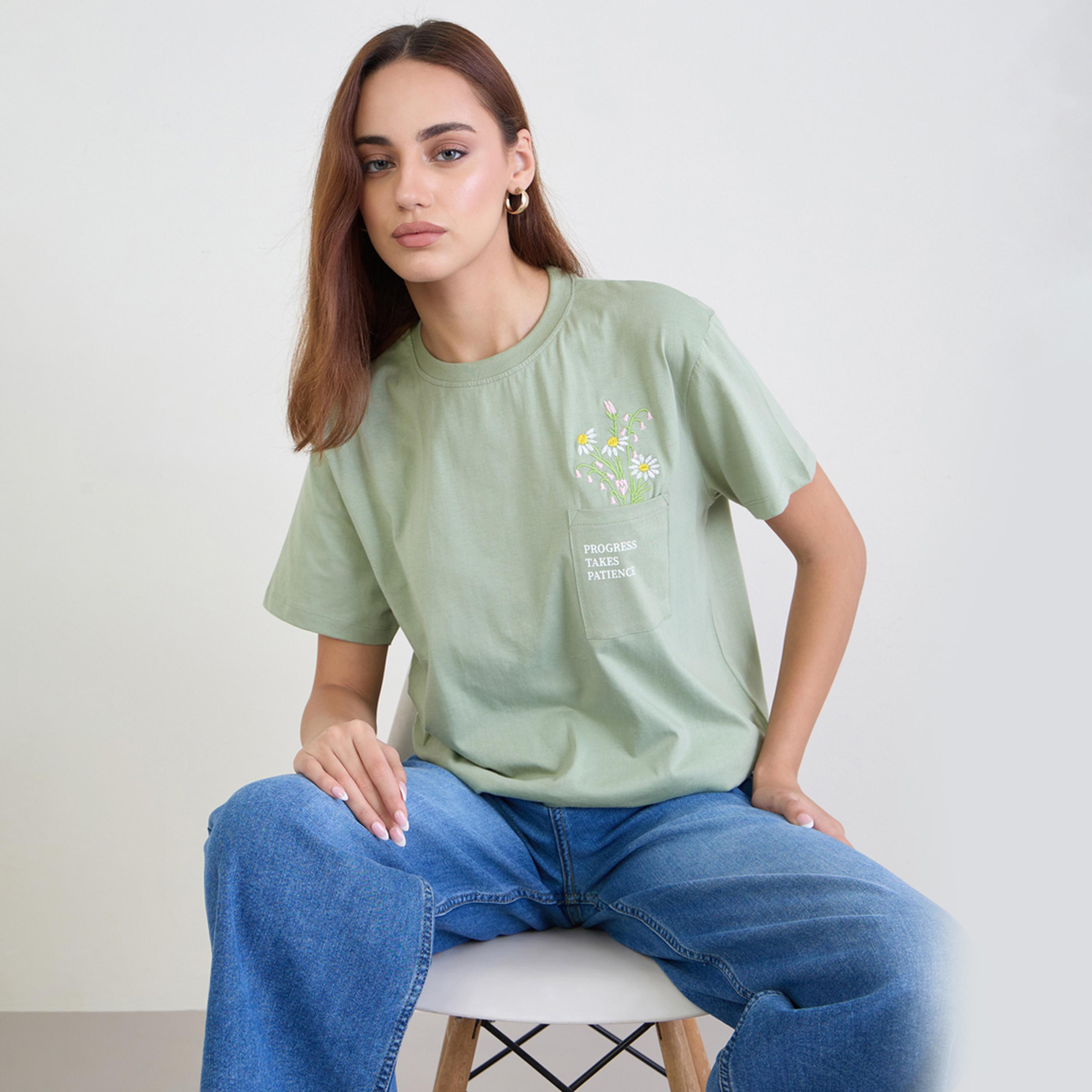 ستايلي - تي شيرت أخضر مطرز بنقشة زهور مع جيب-women-clothing-tshirts-image-1