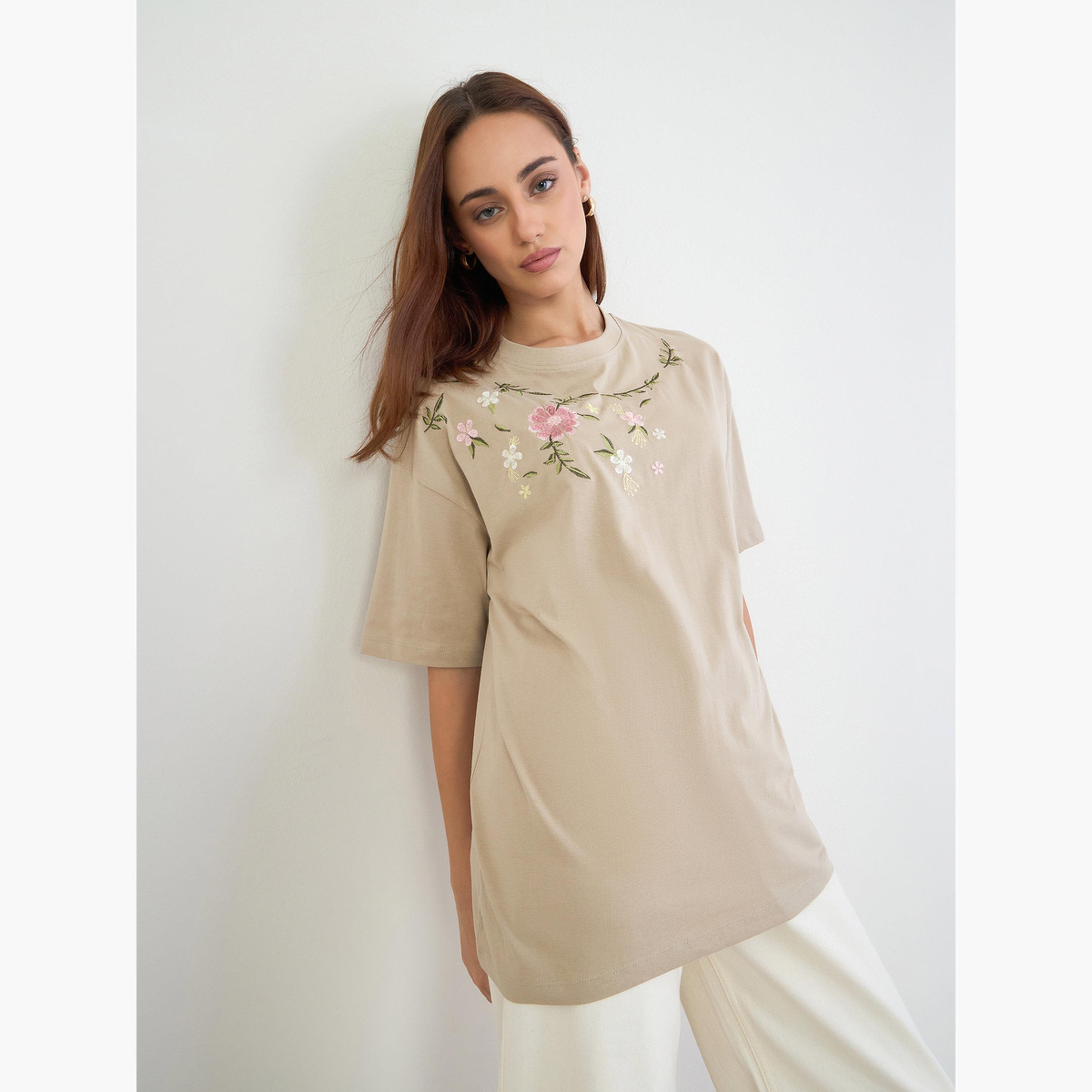 ستايلي - تي شيرت بيج مطرز بنقشة زهور تصميم واسع للنساء-women-clothing-tshirts-image-3