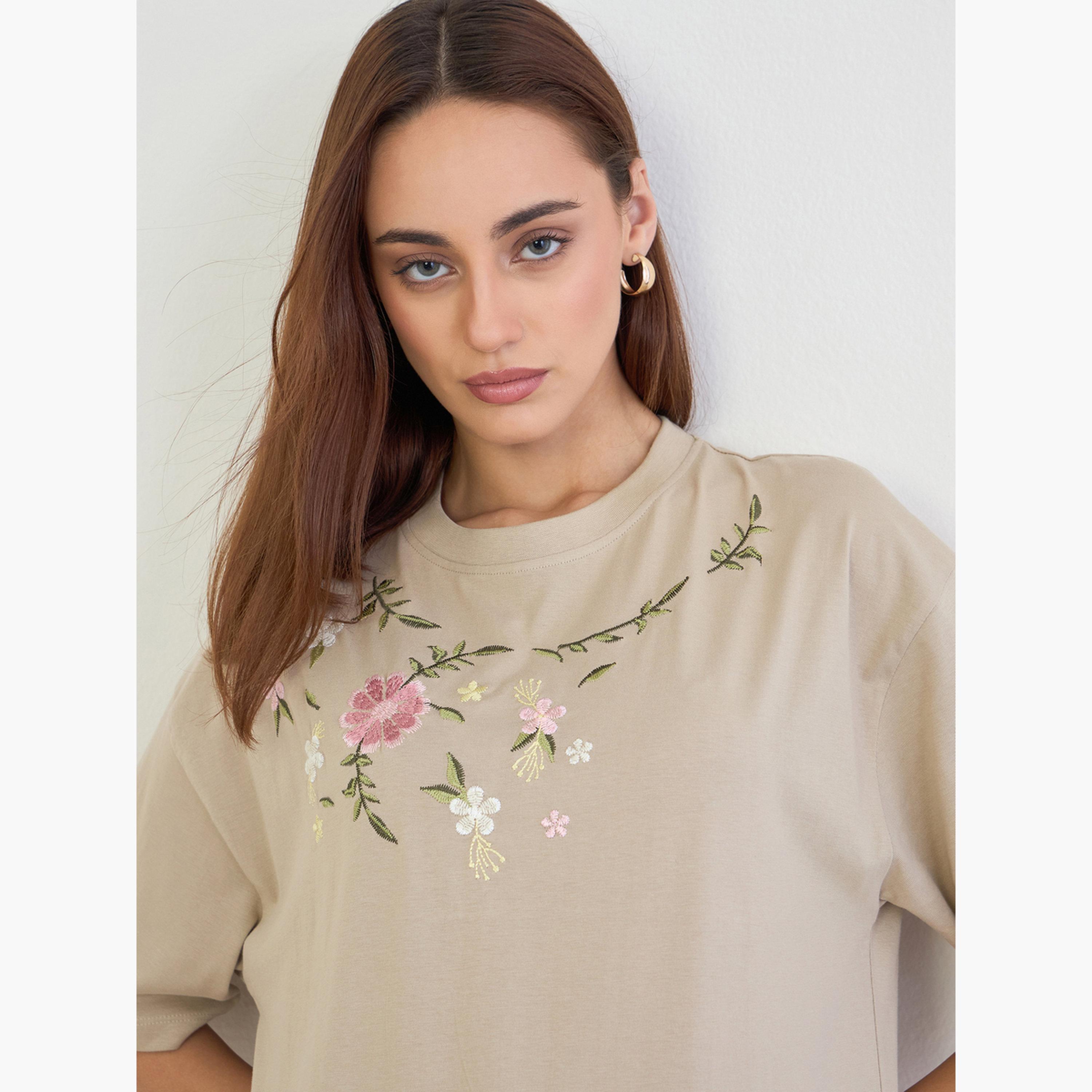 ستايلي - تي شيرت بيج مطرز بنقشة زهور تصميم واسع للنساء-women-clothing-tshirts-image-4