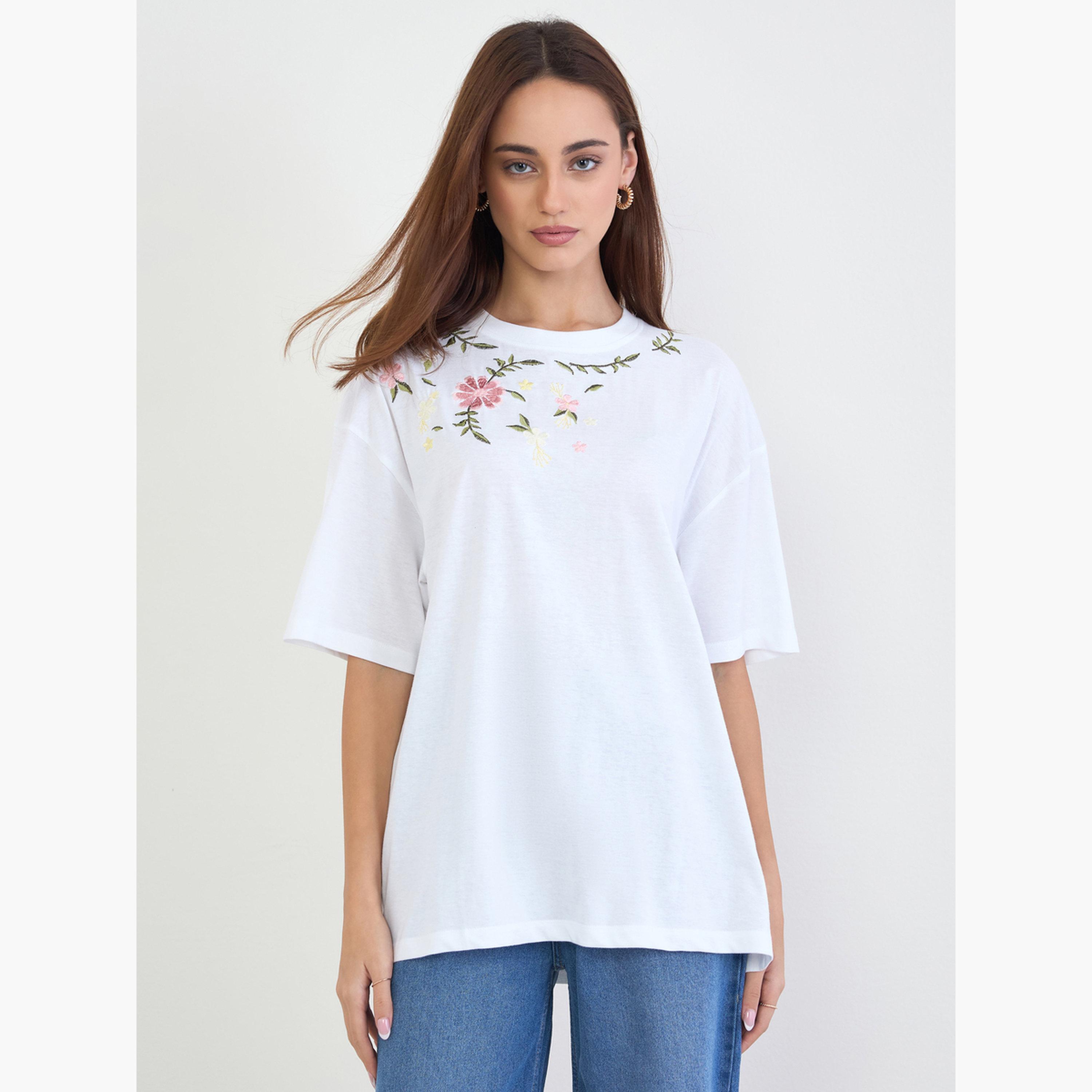 ستايلي - تي شيرت أبيض مطرز بالزهور تصميم واسع للنساء-women-clothing-tshirts-image-1