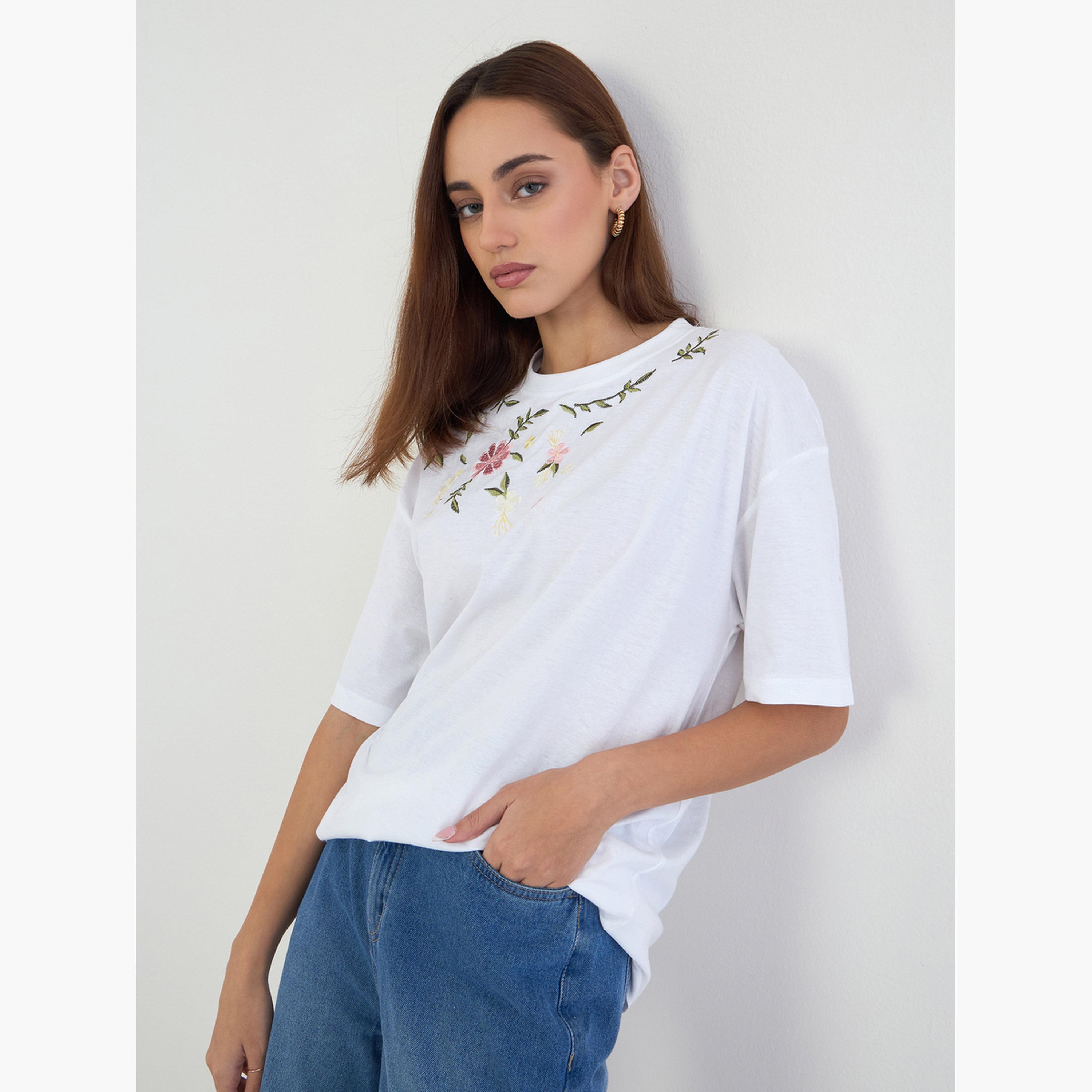 ستايلي - تي شيرت أبيض مطرز بالزهور تصميم واسع للنساء-women-clothing-tshirts-image-3