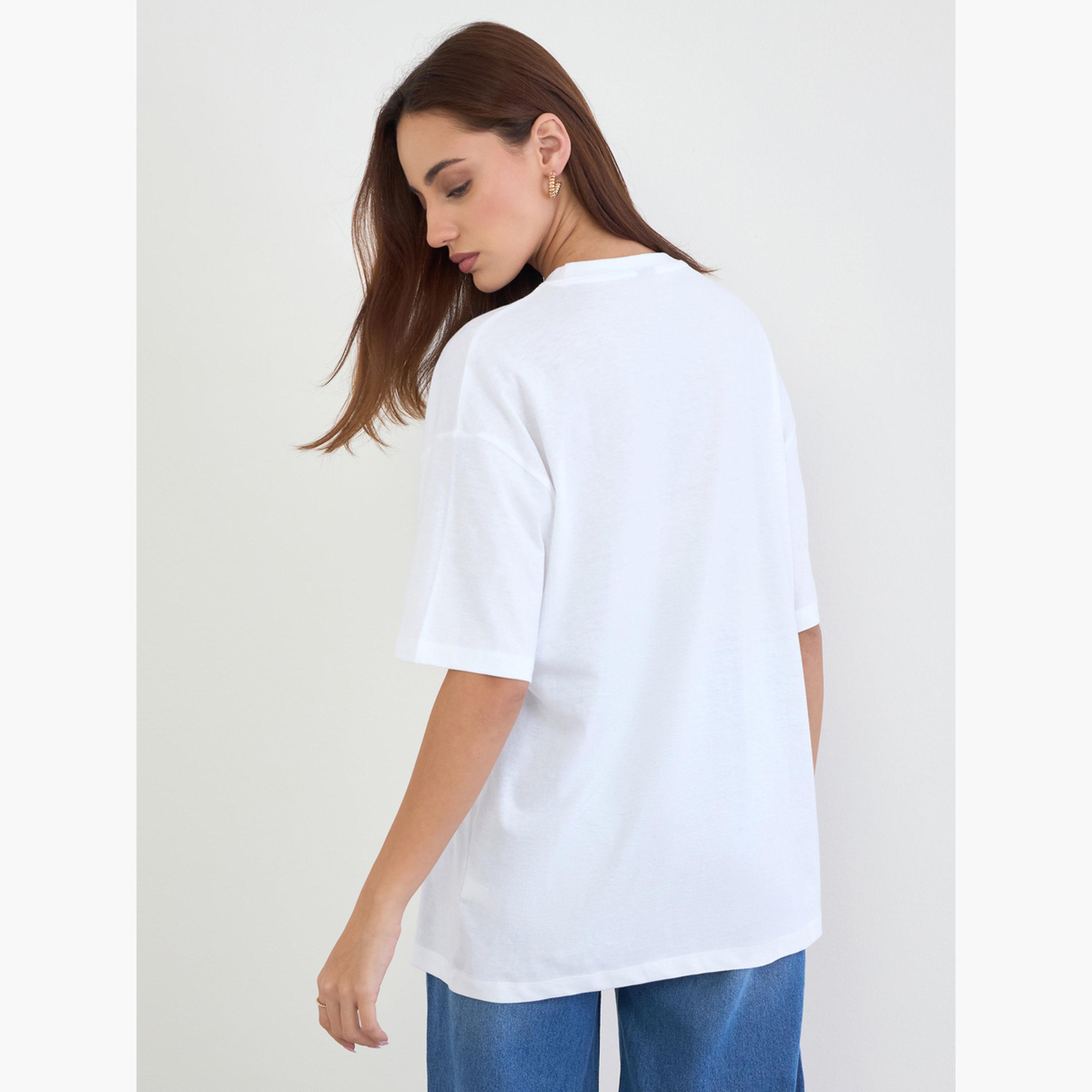 ستايلي - تي شيرت أبيض مطرز بالزهور تصميم واسع للنساء-women-clothing-tshirts-image-5