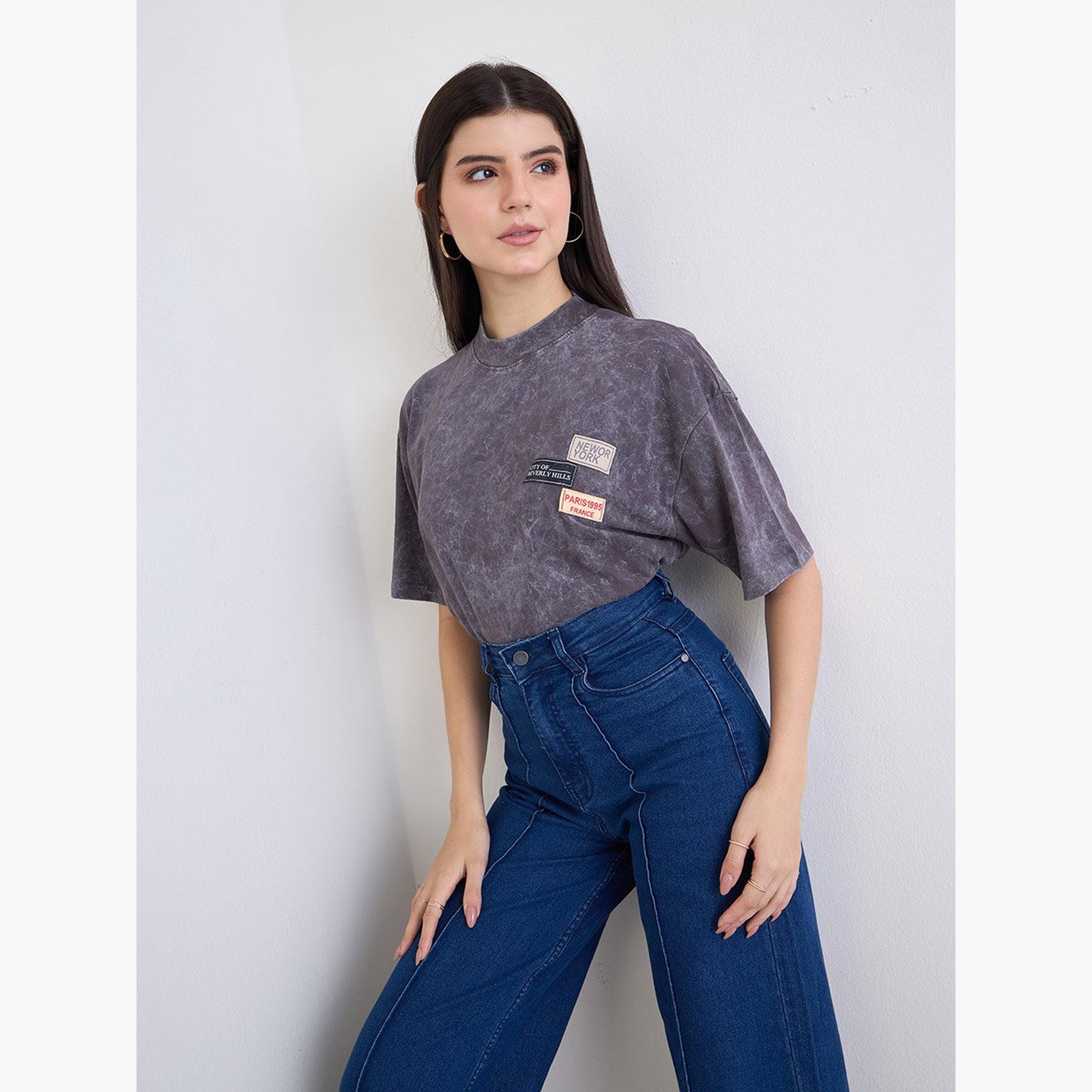 ستايلي - تي شيرت مقاس كبير مغسول بالفحم مع تفاصيل شارة-women-clothing-tshirts-image-5