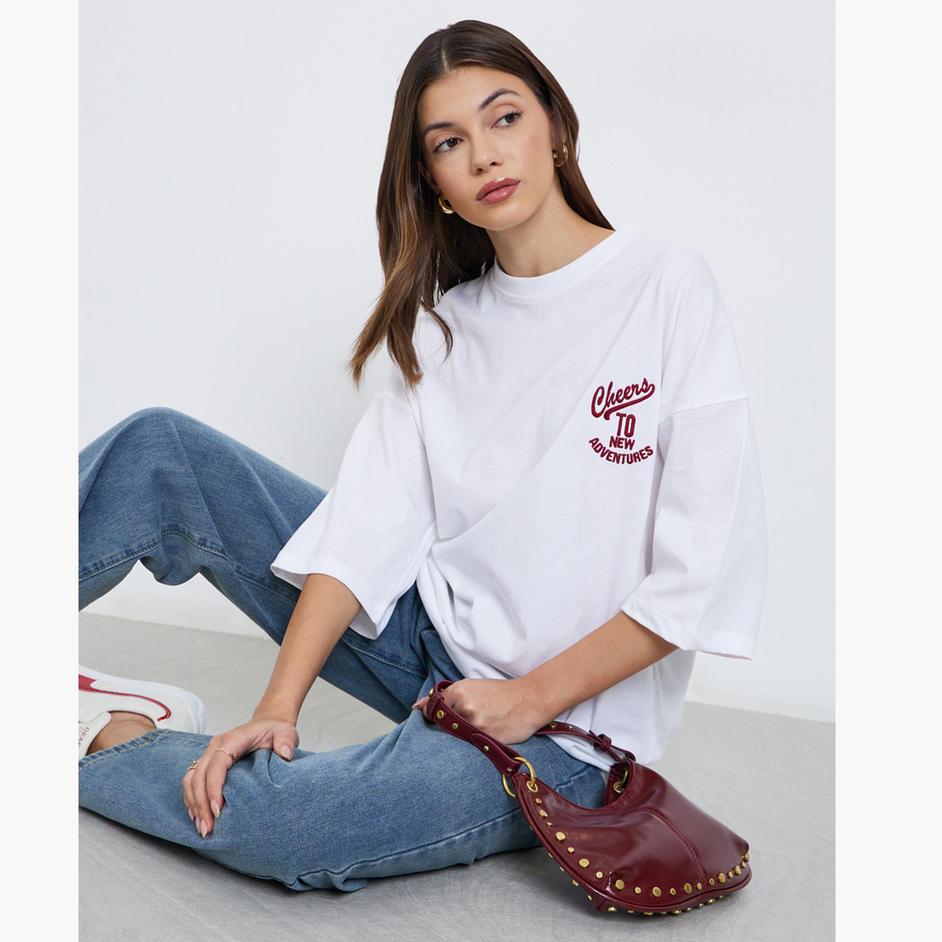 ستايلي - تي شيرت أبيض حجم كبير مطرز بشعار-women-clothing-tshirts-image-1