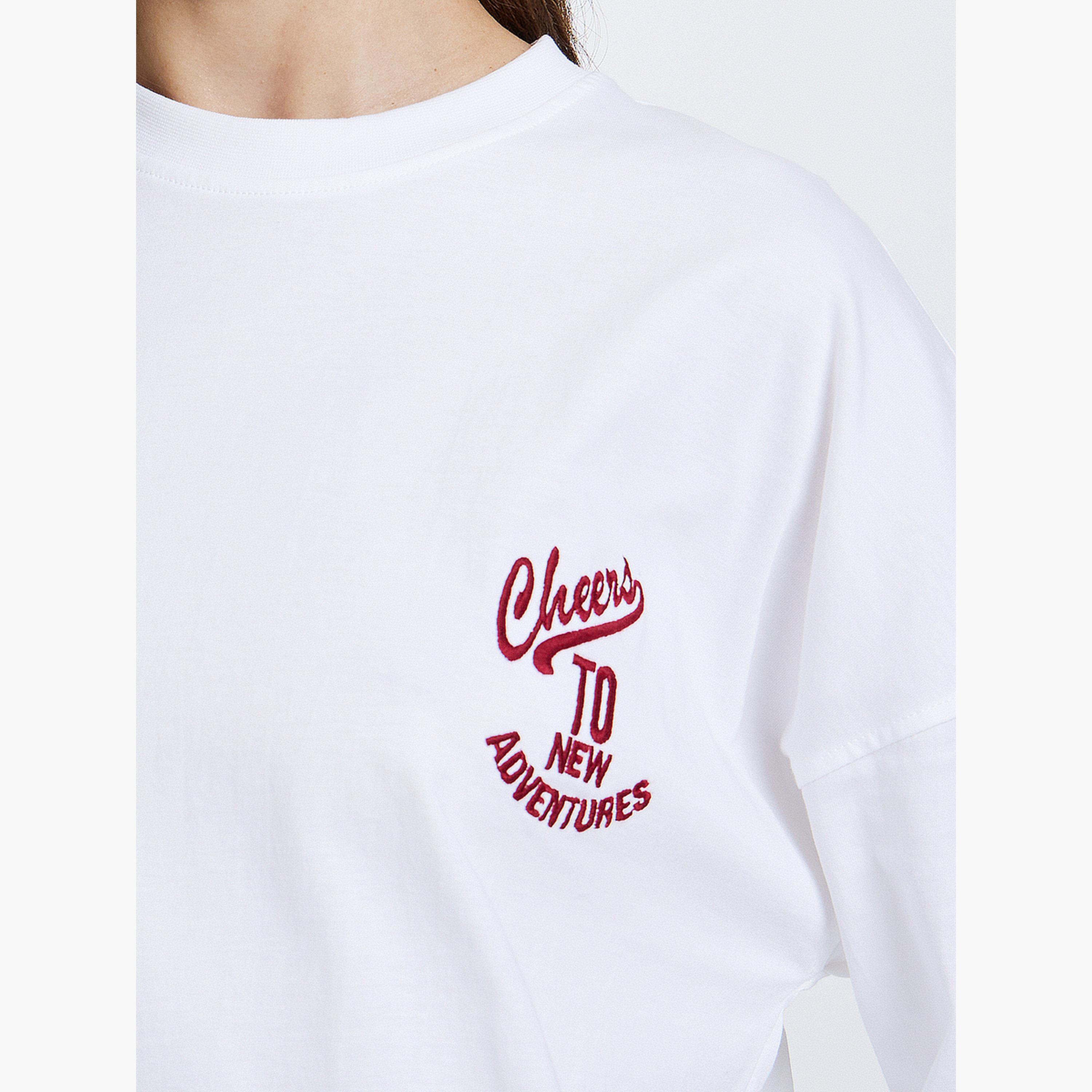 ستايلي - تي شيرت أبيض حجم كبير مطرز بشعار-women-clothing-tshirts-image-3