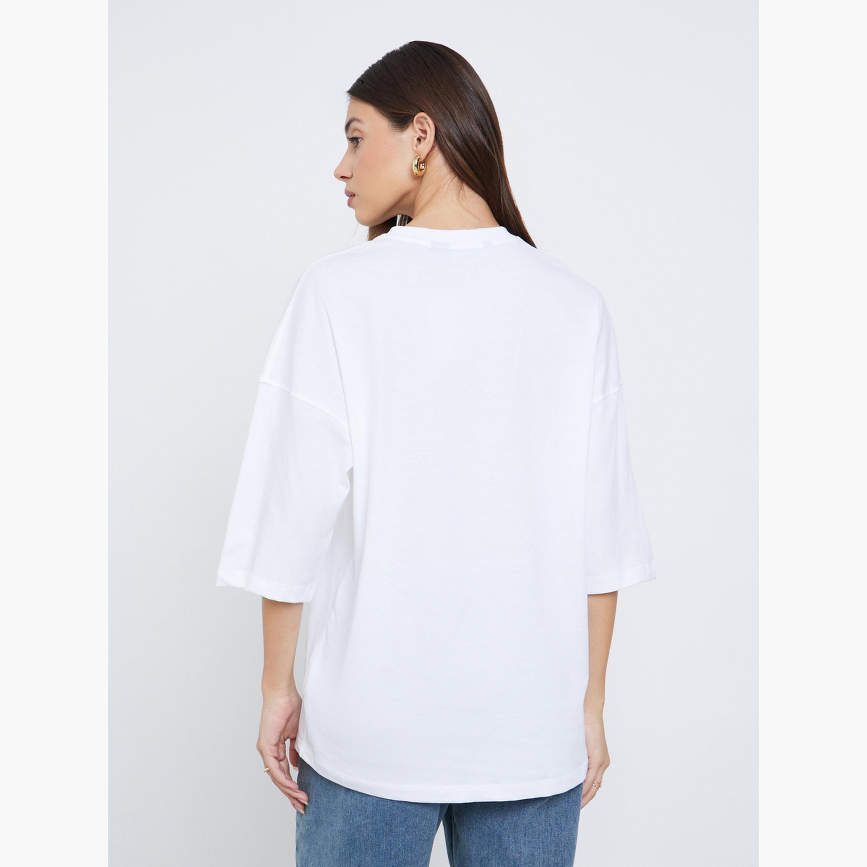 ستايلي - تي شيرت أبيض حجم كبير مطرز بشعار-women-clothing-tshirts-image-4