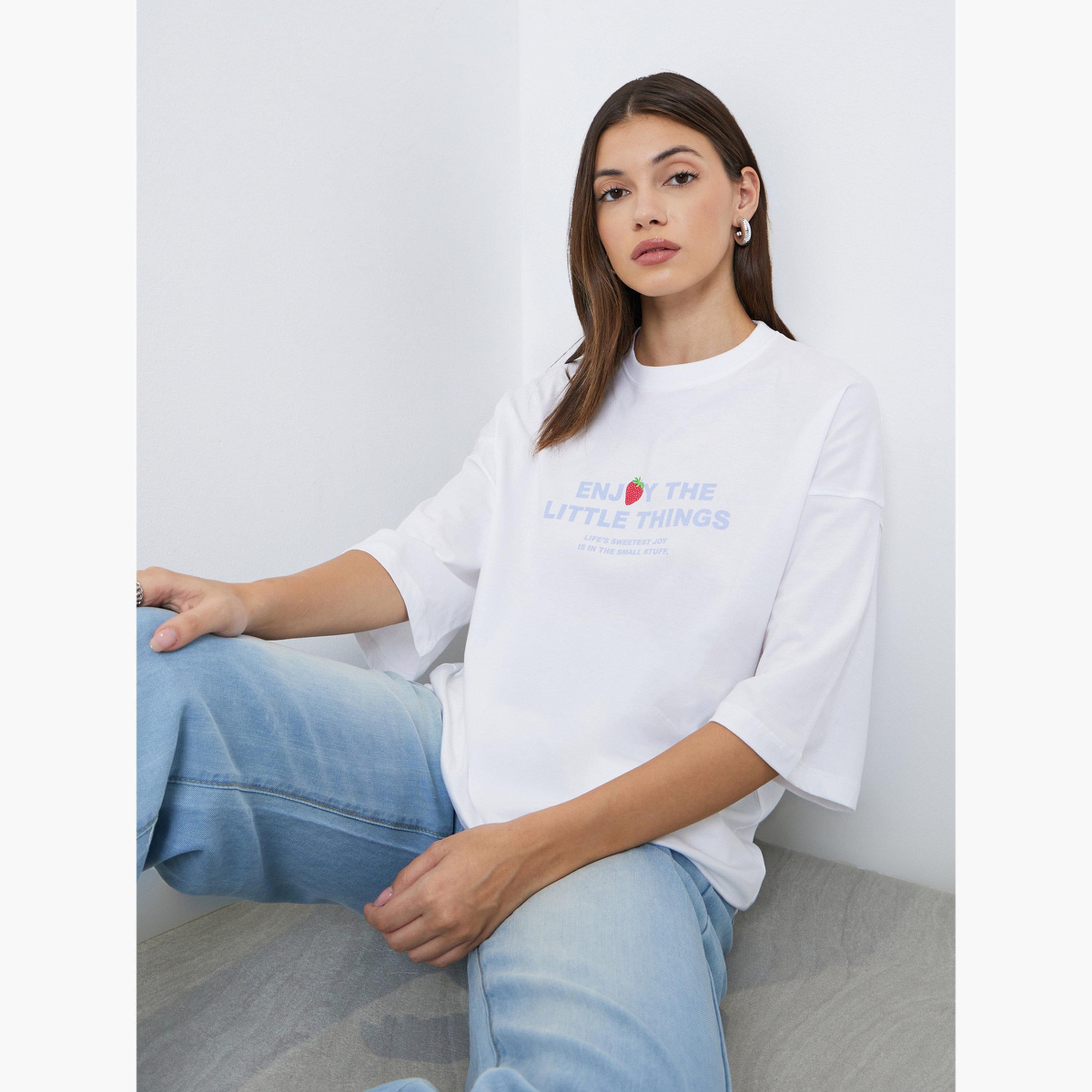 ستايلي - تي شيرت أبيض مقاس كبير اوفر سايز  مطبوع عليه شعار-women-clothing-tshirts-image-1