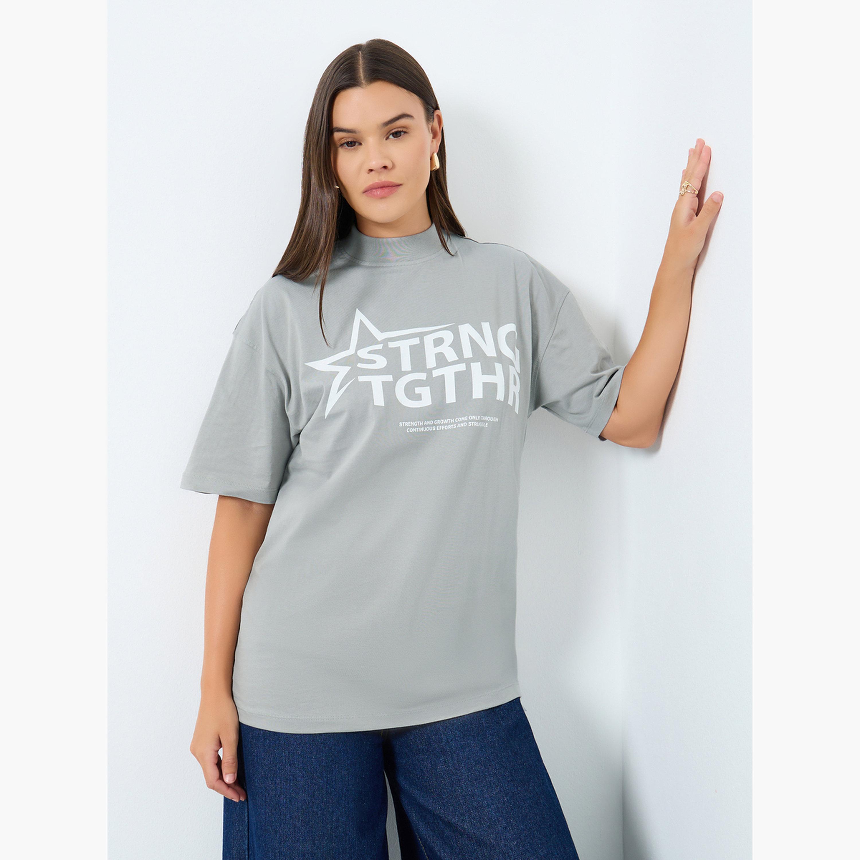 ستايلي - تي شيرت رمادي بقصّة مريحة وطبعة شعار-women-clothing-tshirts-image-1