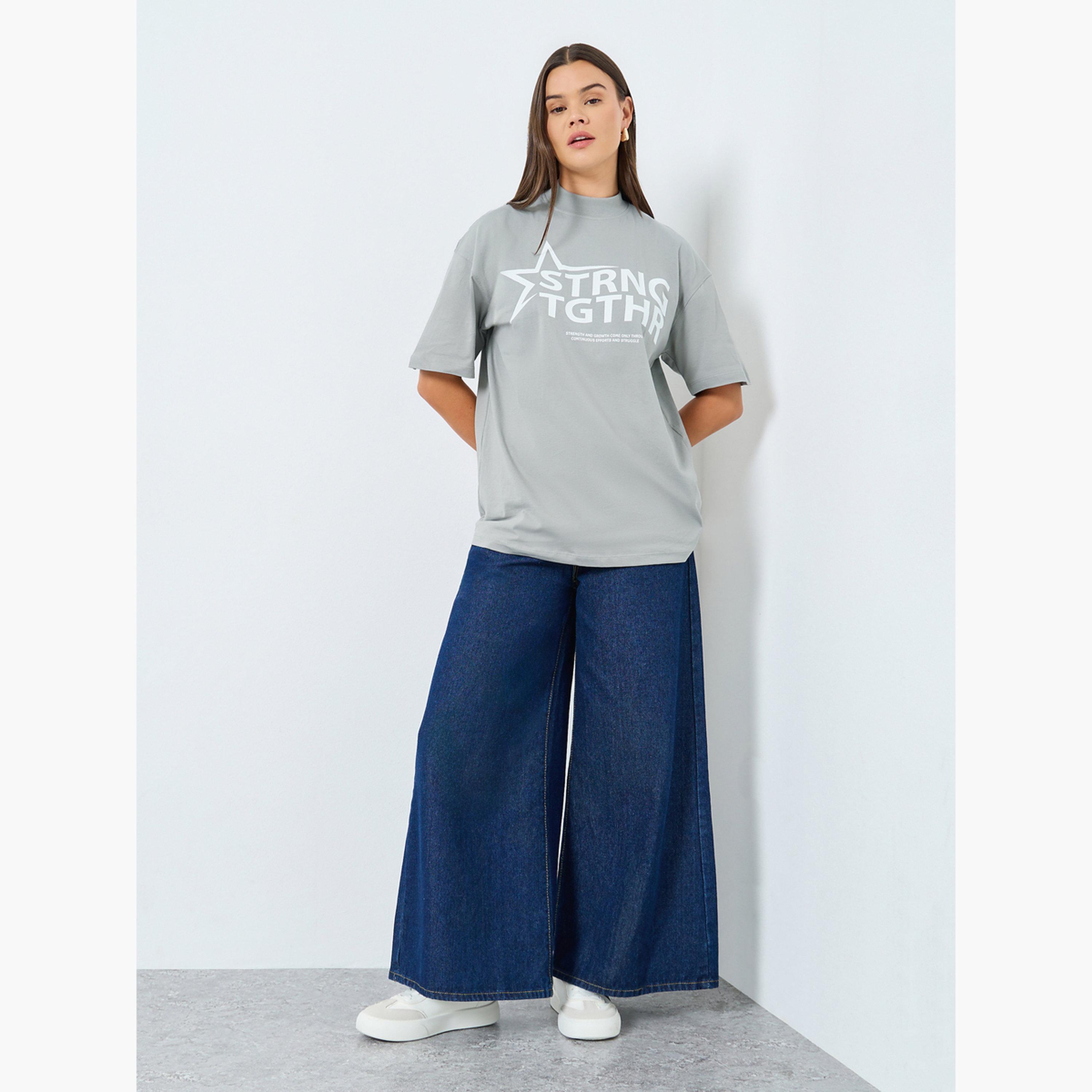 ستايلي - تي شيرت رمادي بقصّة مريحة وطبعة شعار-women-clothing-tshirts-image-2