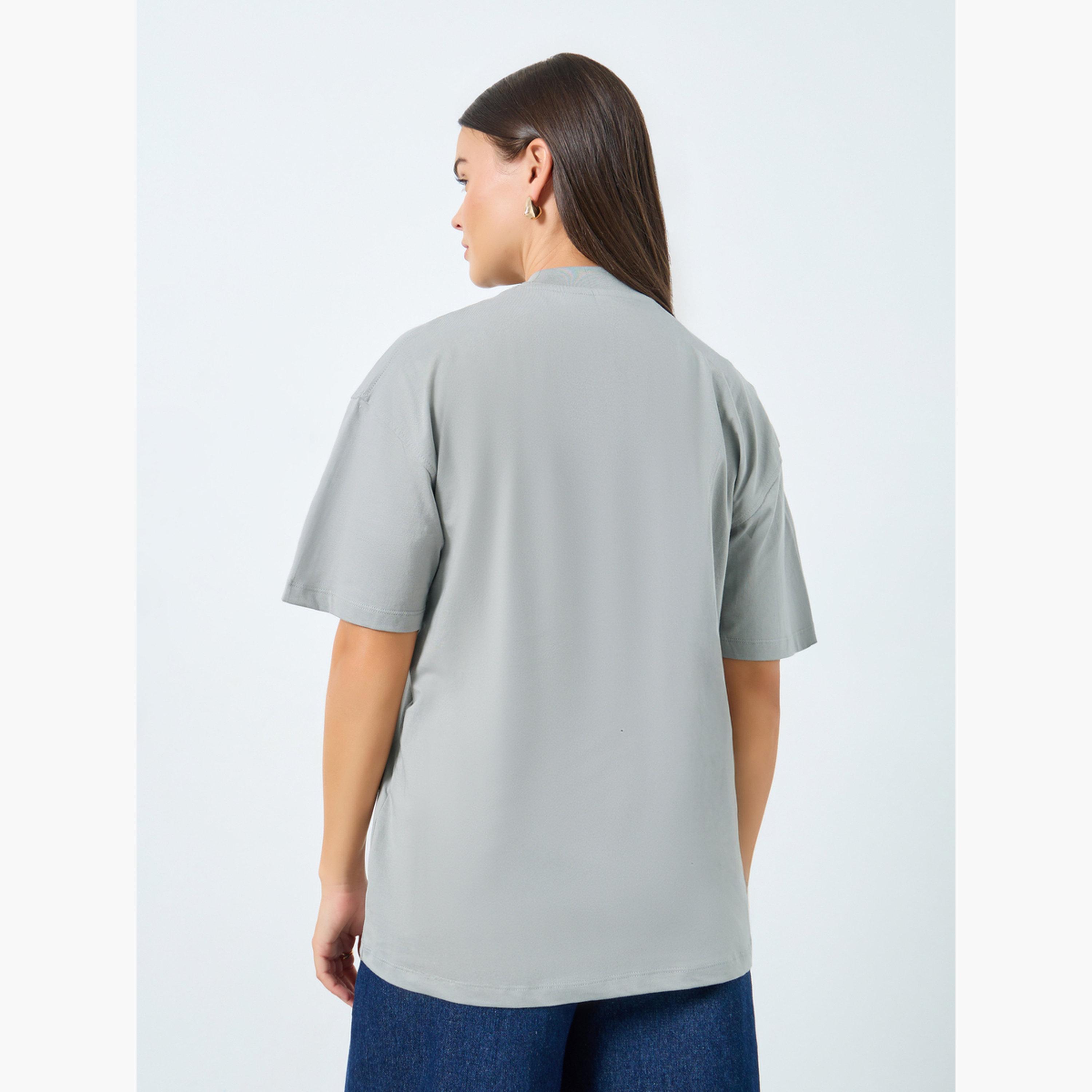 ستايلي - تي شيرت رمادي بقصّة مريحة وطبعة شعار-women-clothing-tshirts-image-4
