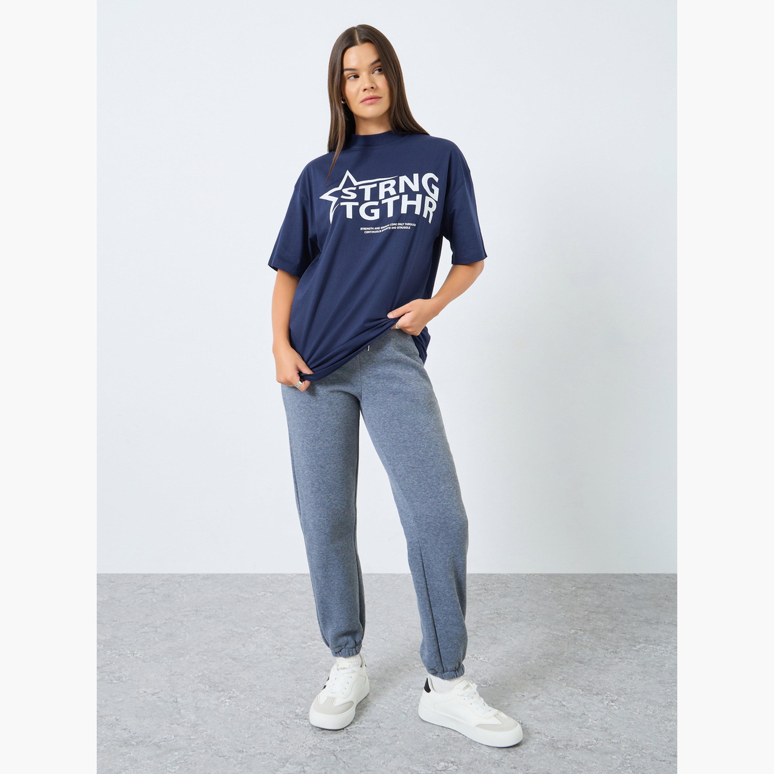 ستايلي - تي شيرت أزرق داكن بقصّة مريحة وطبعة شعار-women-clothing-tshirts-image-2