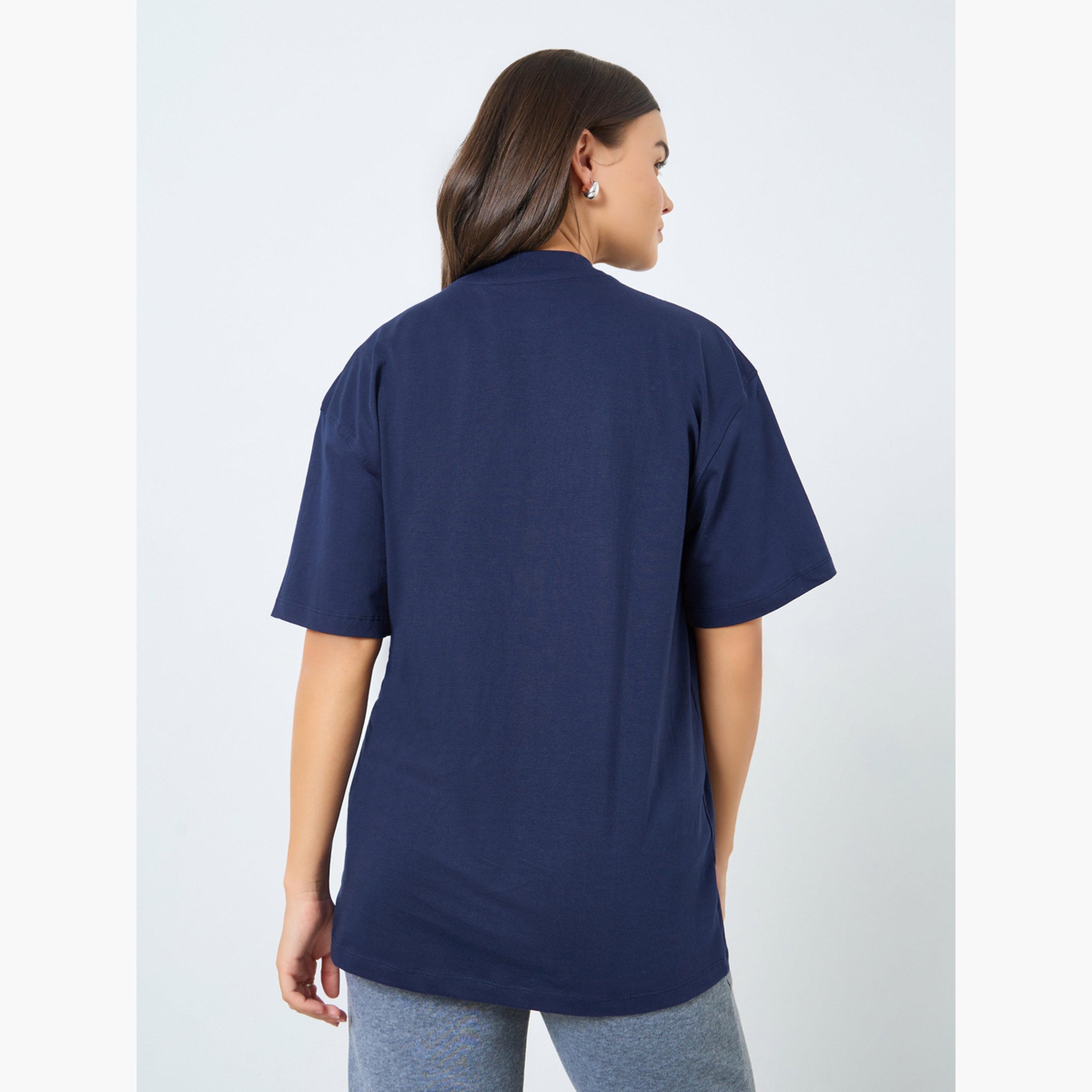 ستايلي - تي شيرت أزرق داكن بقصّة مريحة وطبعة شعار-women-clothing-tshirts-image-4