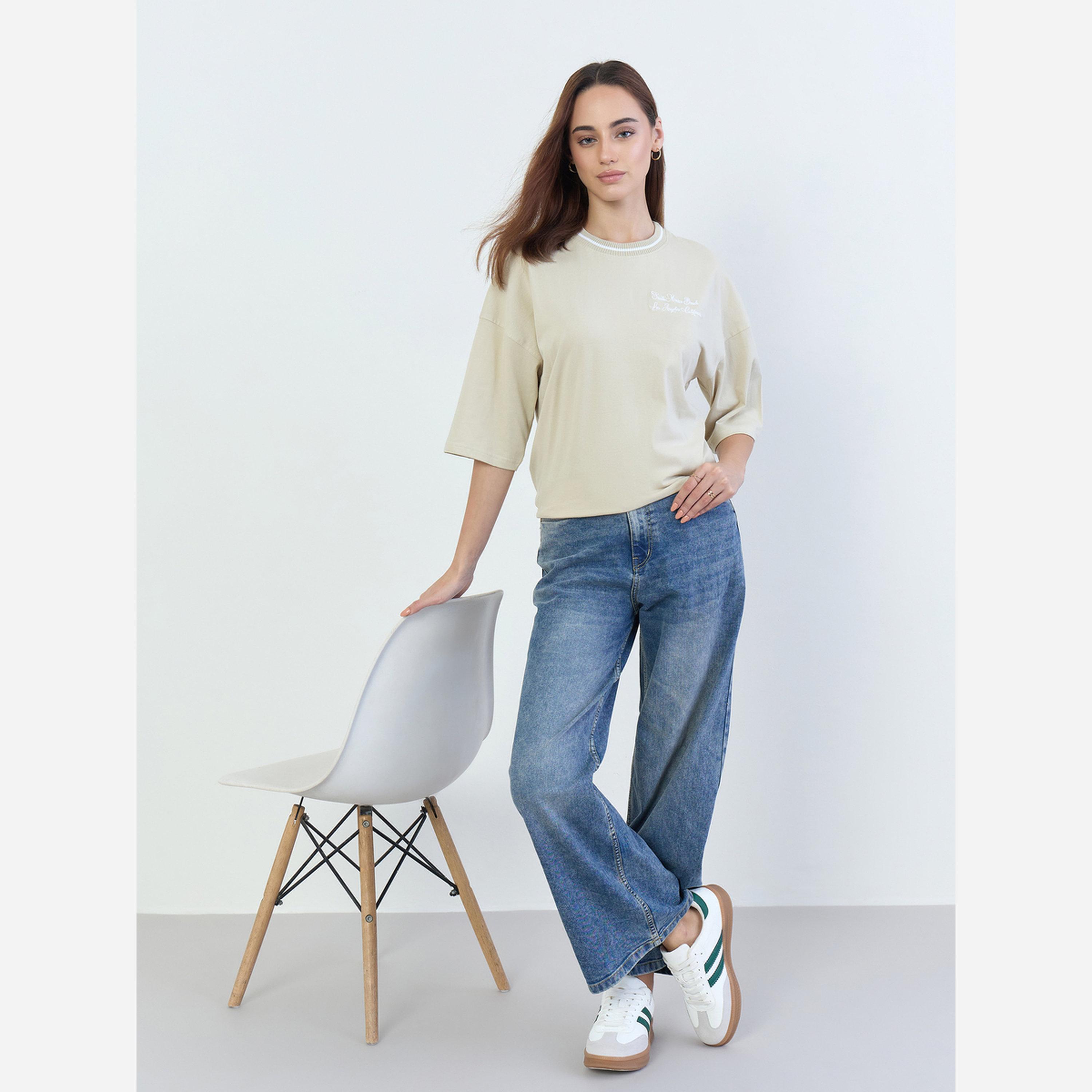 ستايلي - تيشيرت لون بيج طبعة شعار مقاس واسع-women-clothing-tshirts-image-3