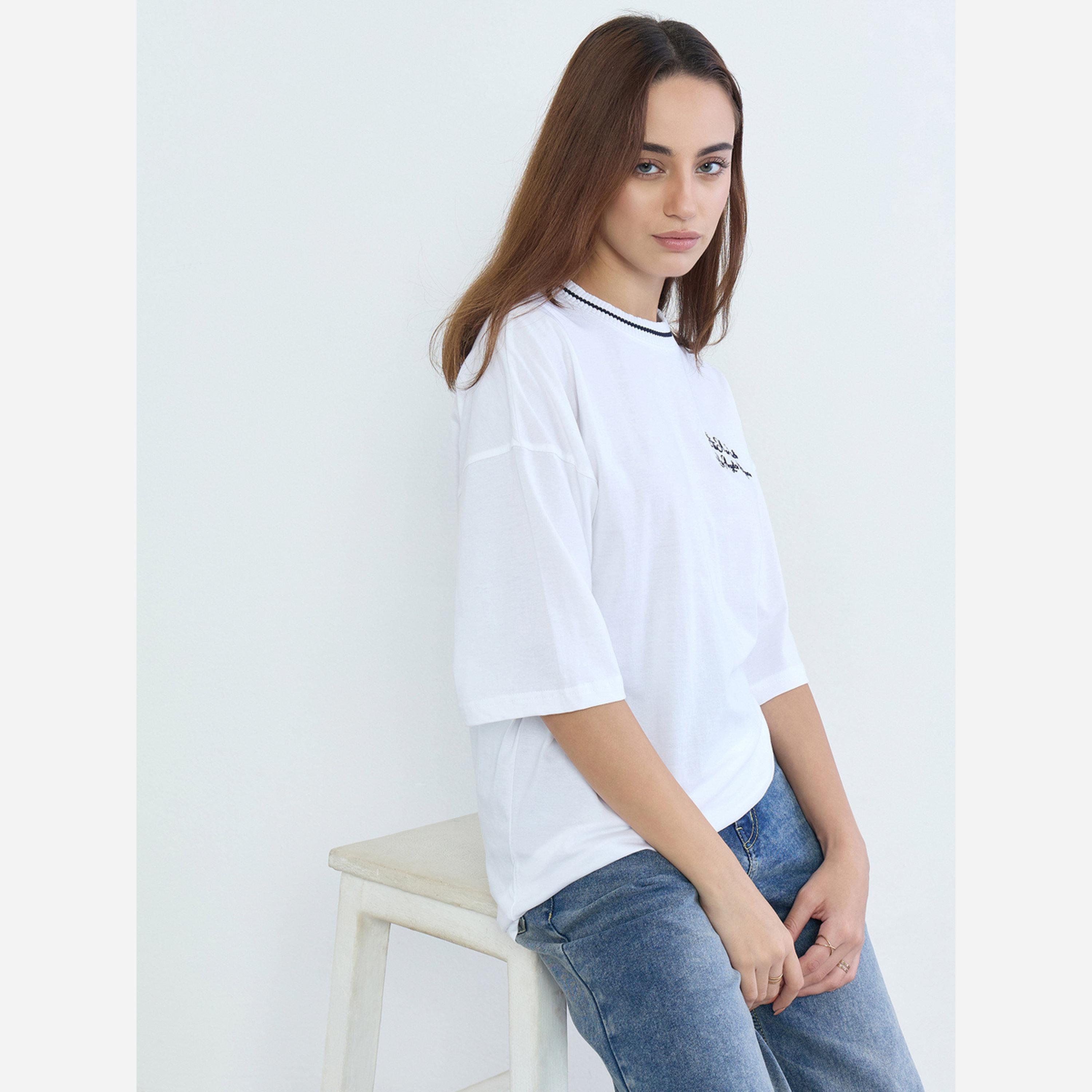 ستايلي - تي شيرت لون أبيض مطرز مقاس واسع-women-clothing-tshirts-image-3