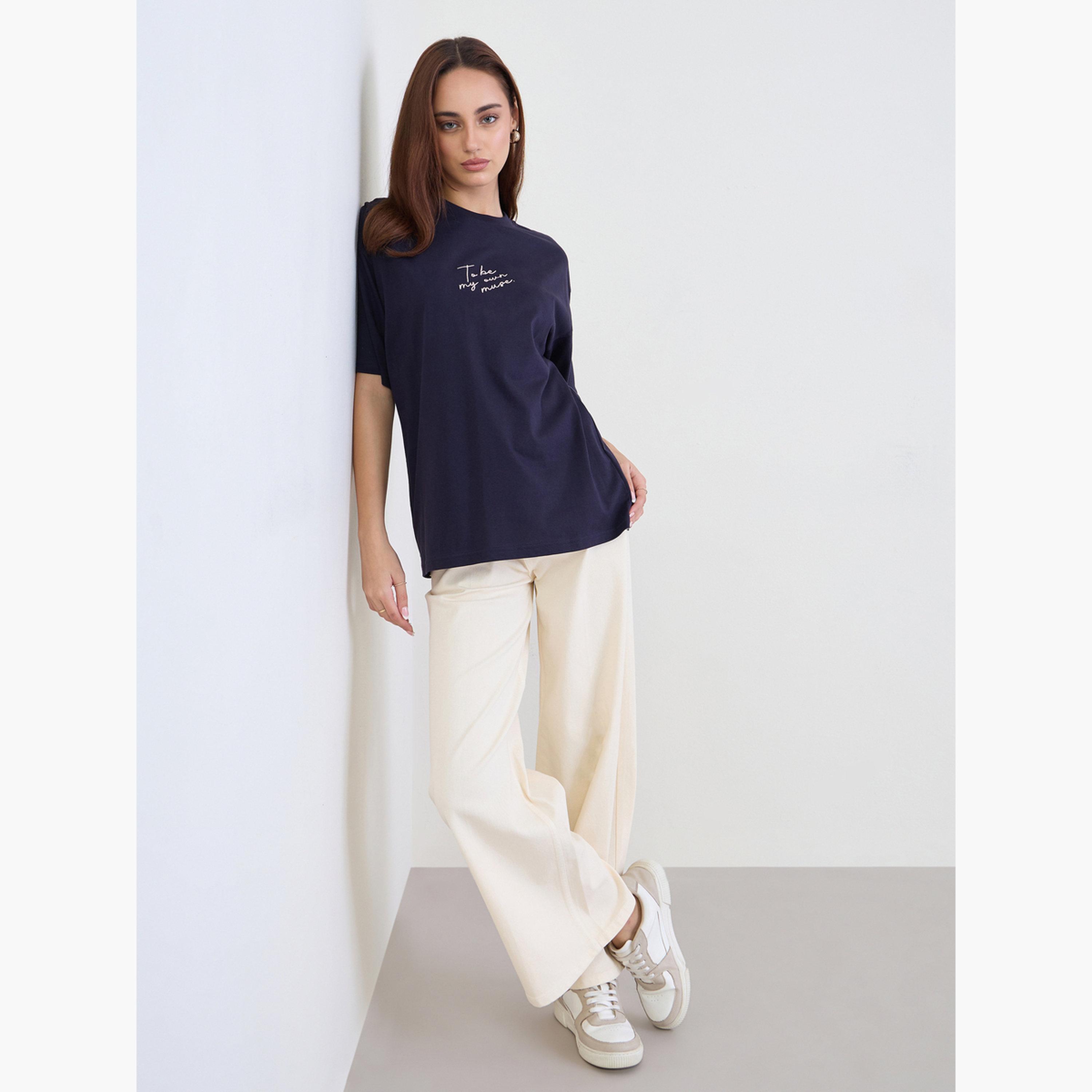 ستايلي - تي شيرت أزرق داكن مطرز بشعار حجم كبير-women-clothing-tshirts-image-2