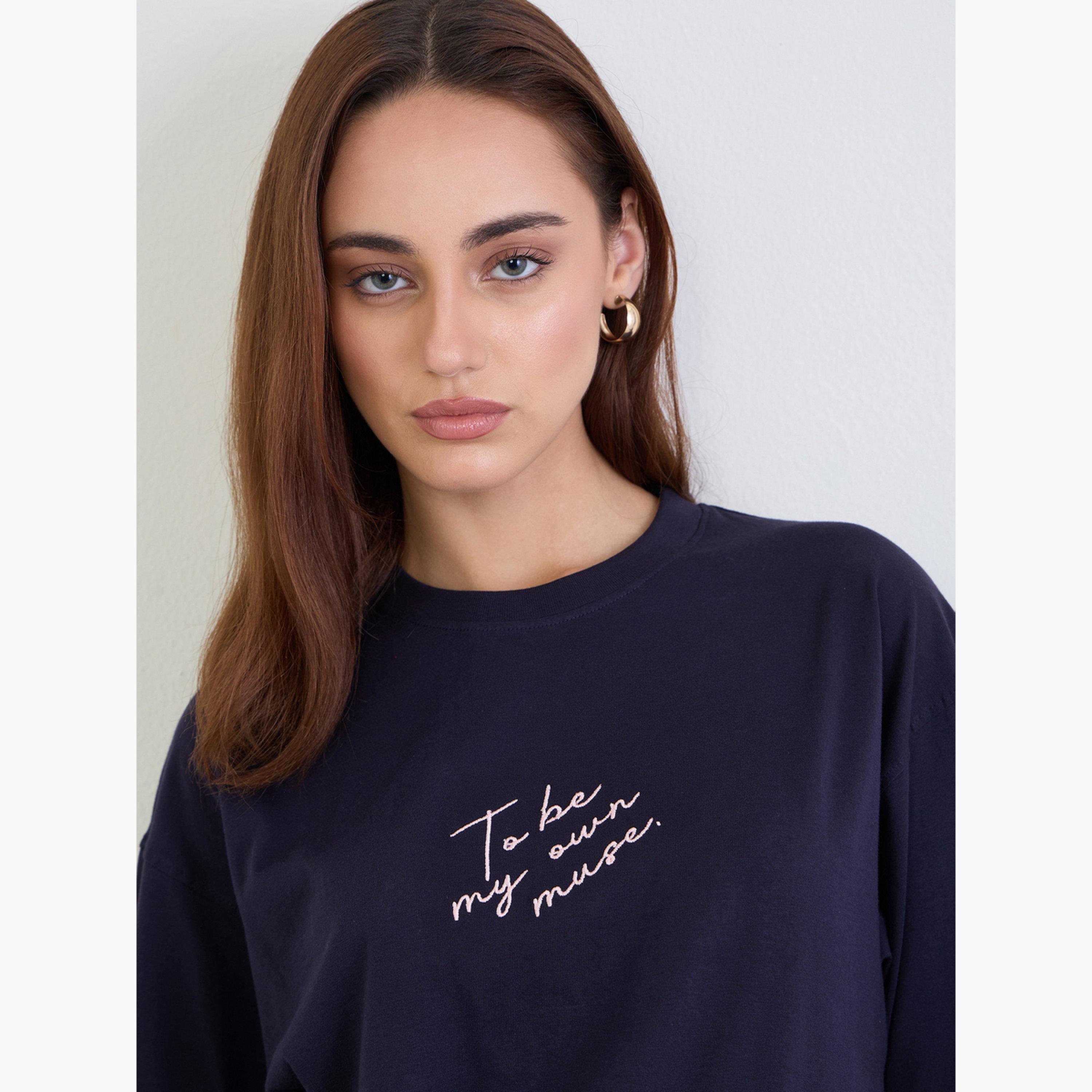 ستايلي - تي شيرت أزرق داكن مطرز بشعار حجم كبير-women-clothing-tshirts-image-4