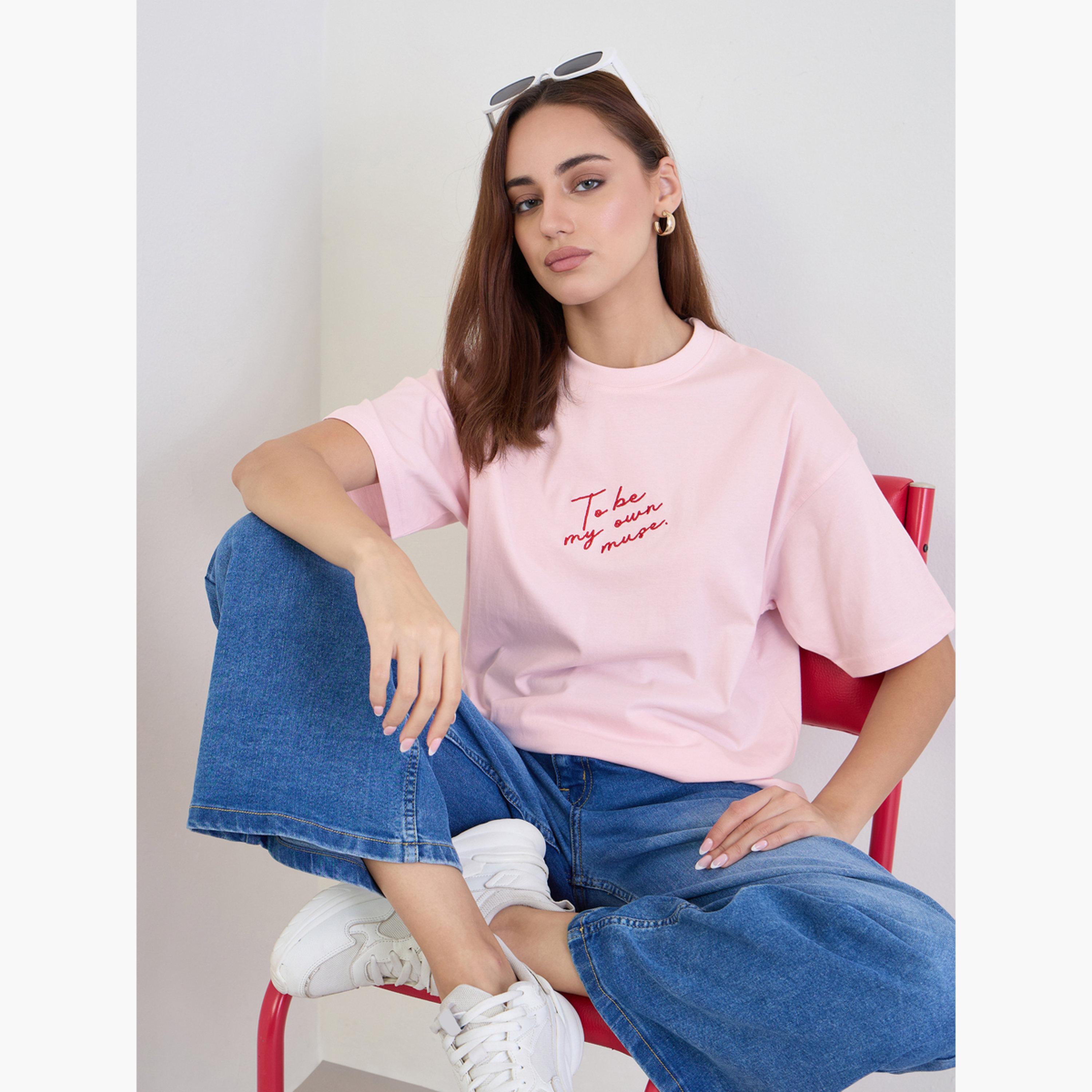 ستايلي - تي شيرت وردي حجم كبير طبعة شعار-women-clothing-tshirts-image-3
