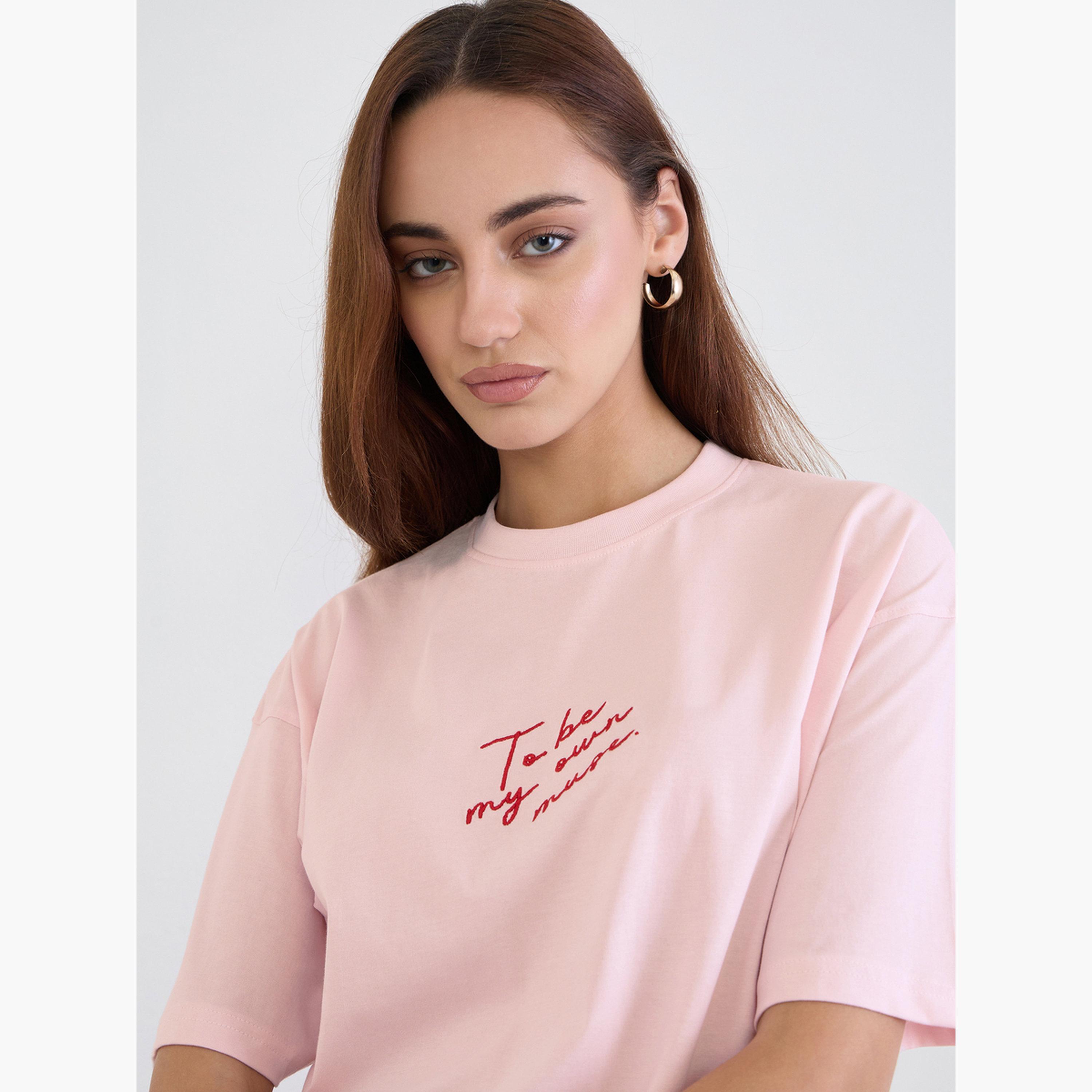 ستايلي - تي شيرت وردي حجم كبير طبعة شعار-women-clothing-tshirts-image-4