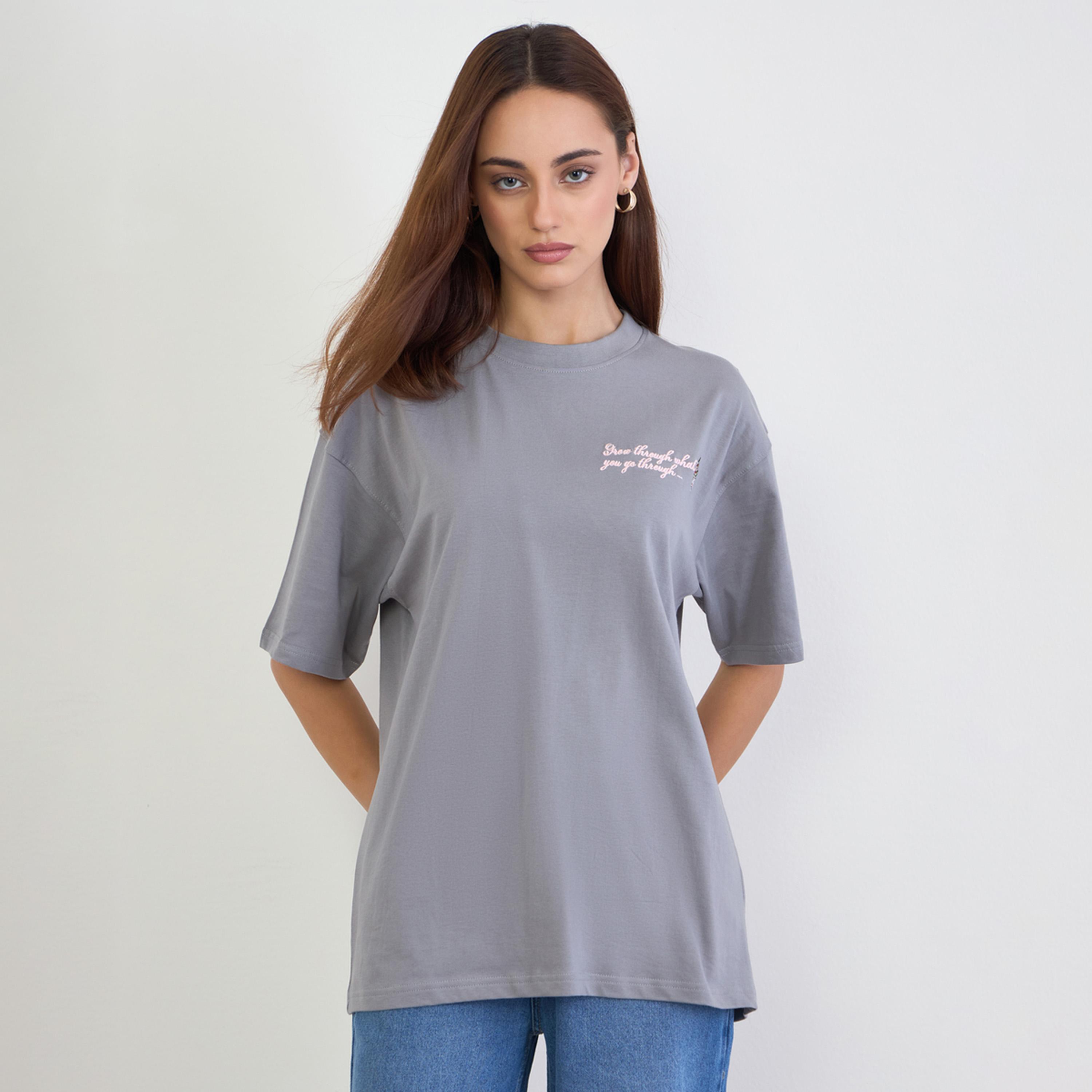 ستايلي - تي شيرت رمادي حجم كبير مطرز بشعار-women-clothing-tshirts-image-1