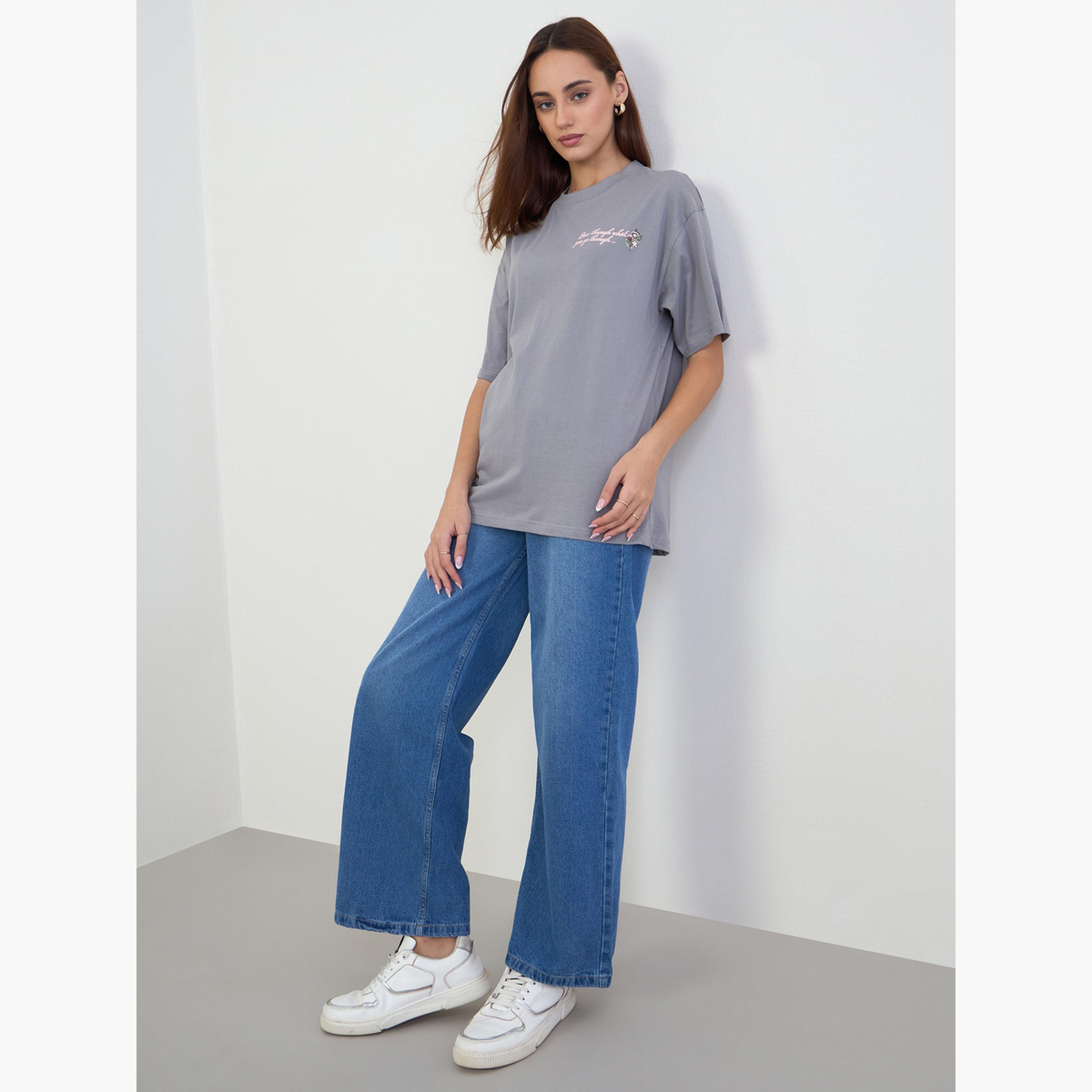 ستايلي - تي شيرت رمادي حجم كبير مطرز بشعار-women-clothing-tshirts-image-2