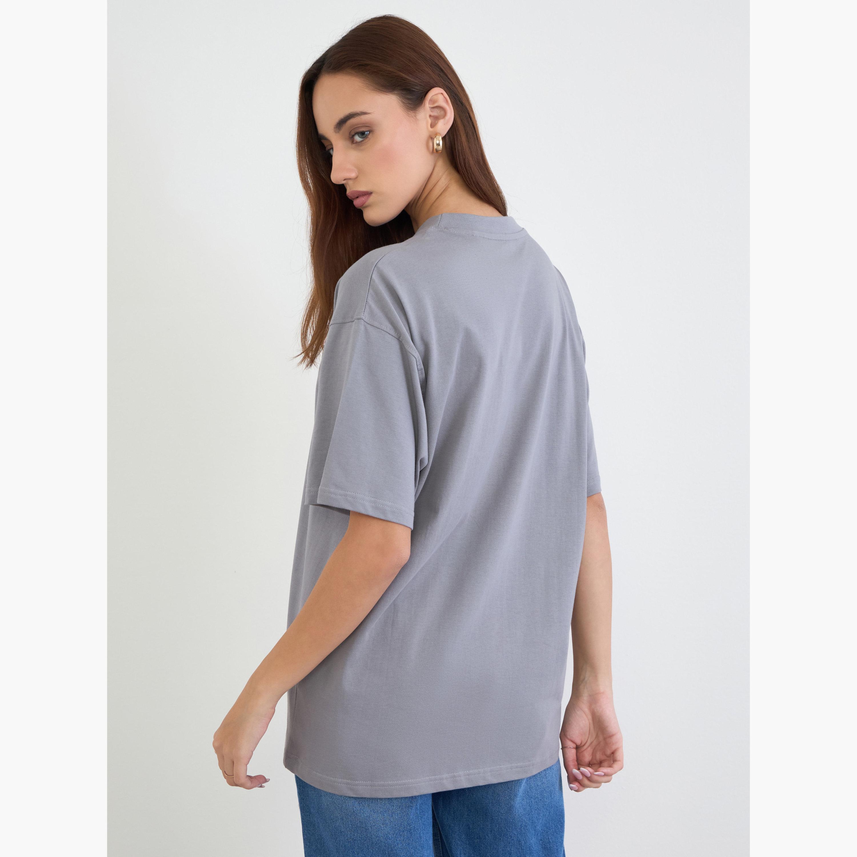 ستايلي - تي شيرت رمادي حجم كبير مطرز بشعار-women-clothing-tshirts-image-5