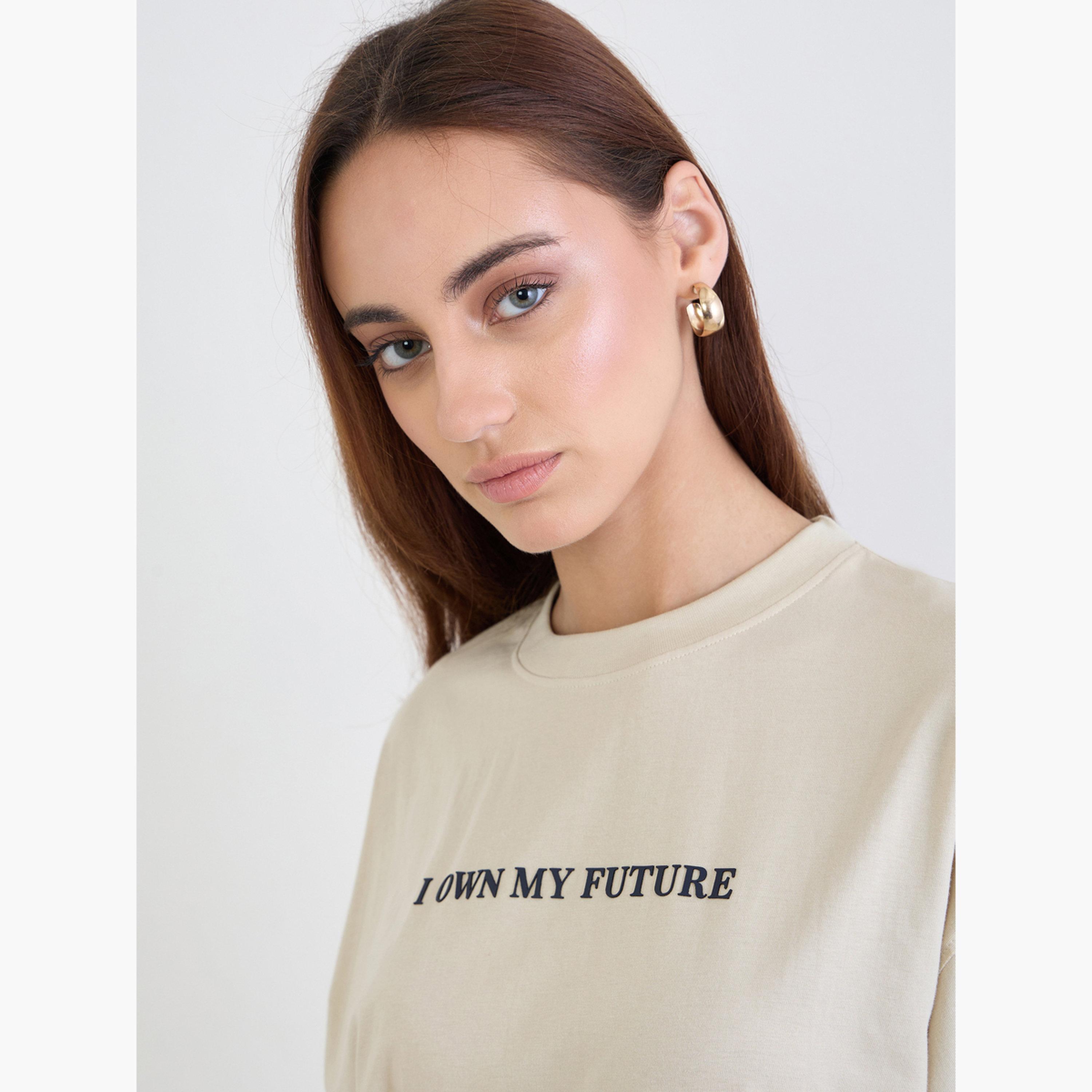ستايلي - تي شيرت بيج بطبعة شعار حجم كبير-women-clothing-tshirts-image-3