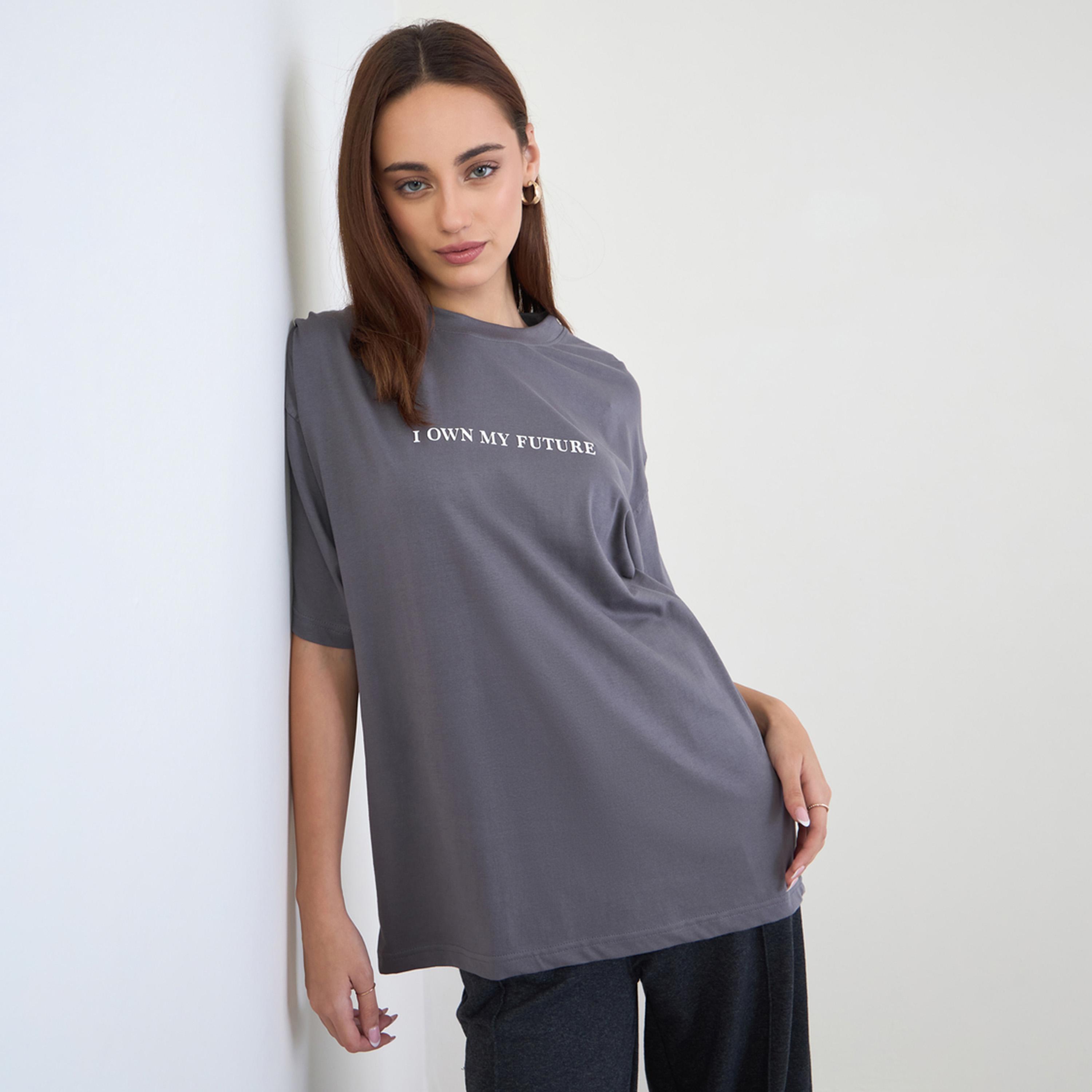ستايلي - تي شيرت حجم كبير بطبعة شعار لون فحمي-women-clothing-tshirts-image-1