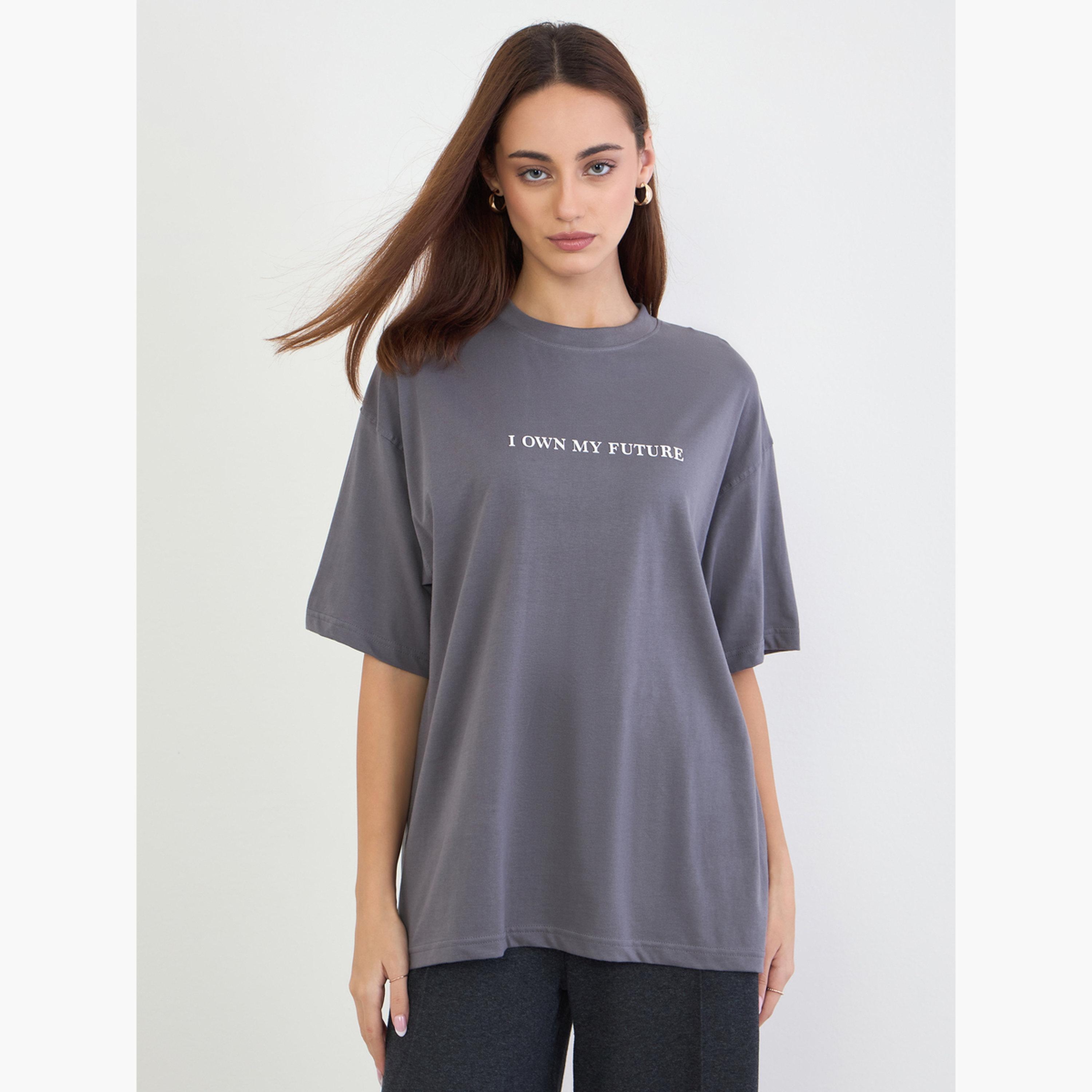 ستايلي - تي شيرت حجم كبير بطبعة شعار لون فحمي-women-clothing-tshirts-image-3